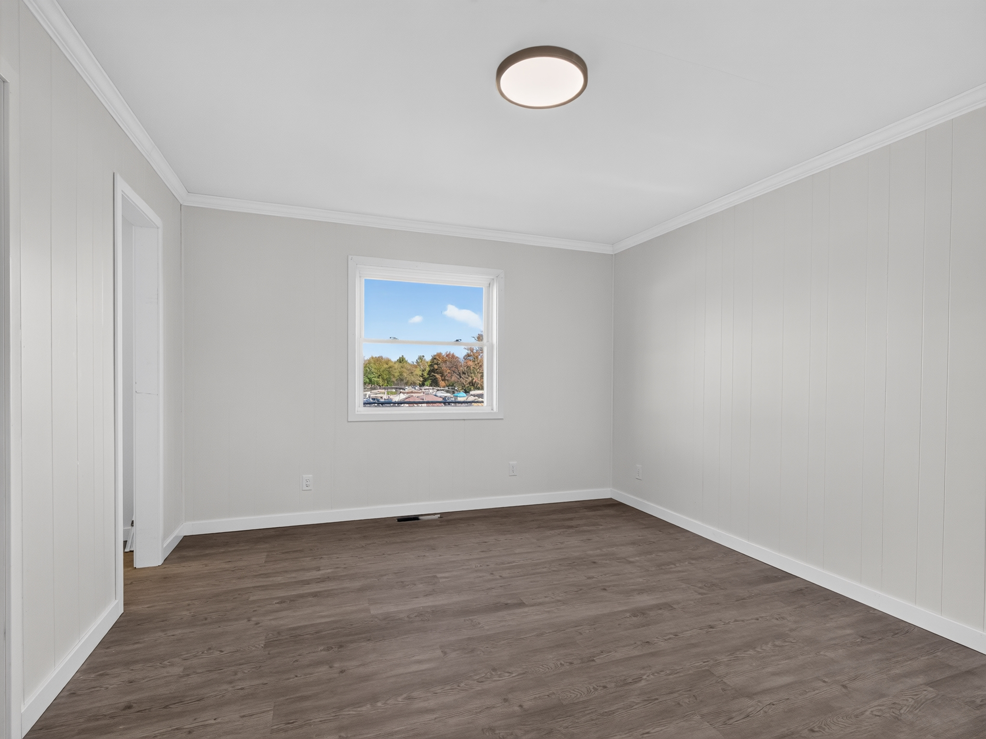  Beautifully Remodeled 4 Bedroom Home Featuring Lakefront Living - 物件實景