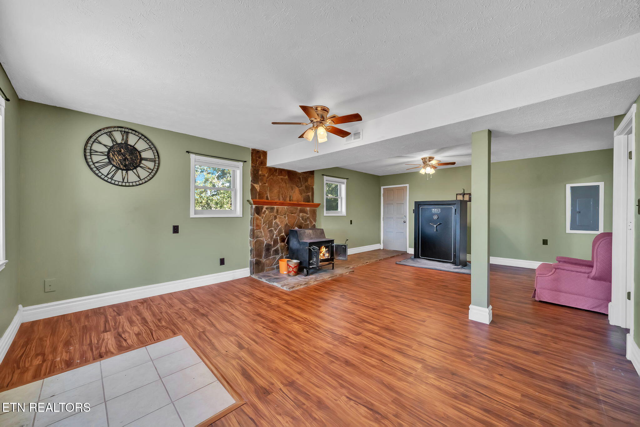 Kingston, Tennessee, 37763, United States, 3 Bedrooms Bedrooms, ,4 BathroomsBathrooms,Residential,For Sale,1964876