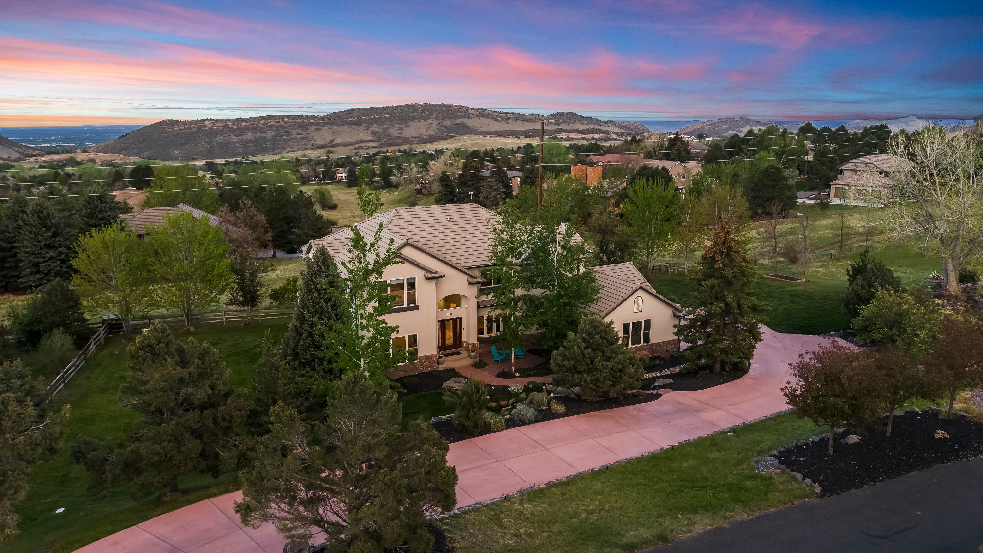  Stunning two-story walkout on a rare usable ¾-acre lot - 物件實景