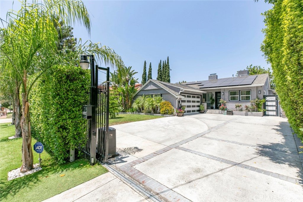Van Nuys, California, 91406, United States, 3 Bedrooms Bedrooms, ,2 BathroomsBathrooms,Residential,For Sale,1940883