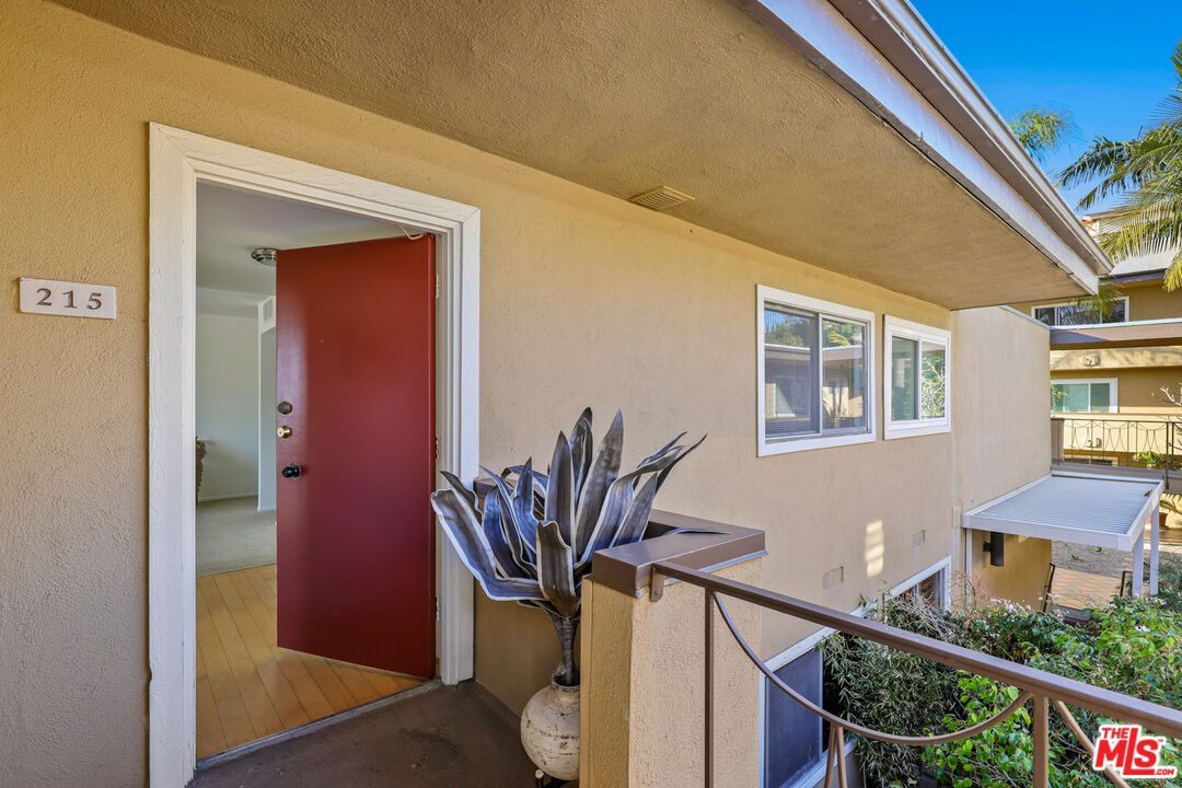 West Hollywood, California, 90069, United States, 1 Bedroom Bedrooms, ,1 BathroomBathrooms,Residential,For Sale,1987979