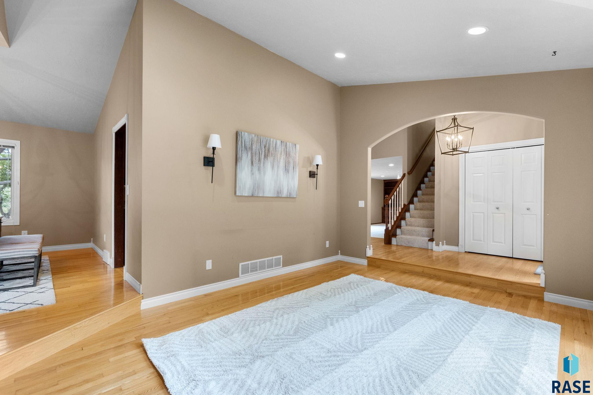 Sioux Falls, South Dakota, 57103, United States, 5 Bedrooms Bedrooms, ,2 BathroomsBathrooms,Residential,For Sale,1908912