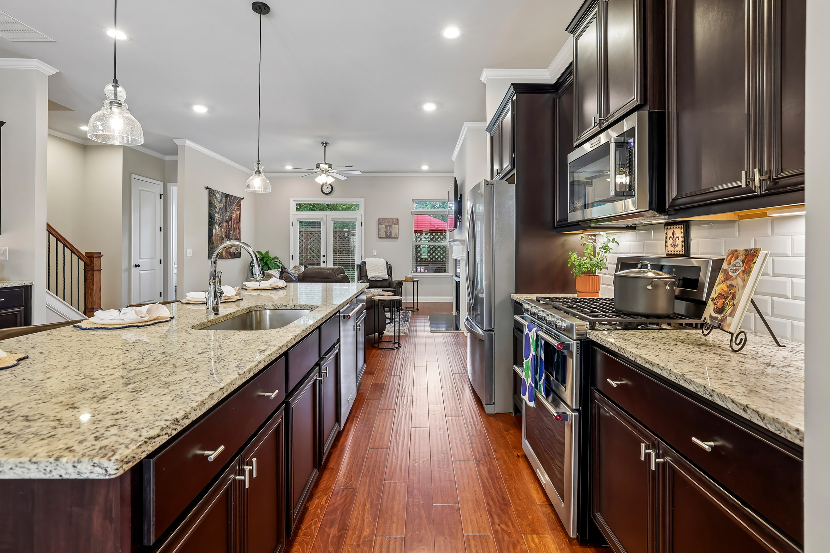  Modern Elegance in Beautifully Designed Townhome - 物件實景