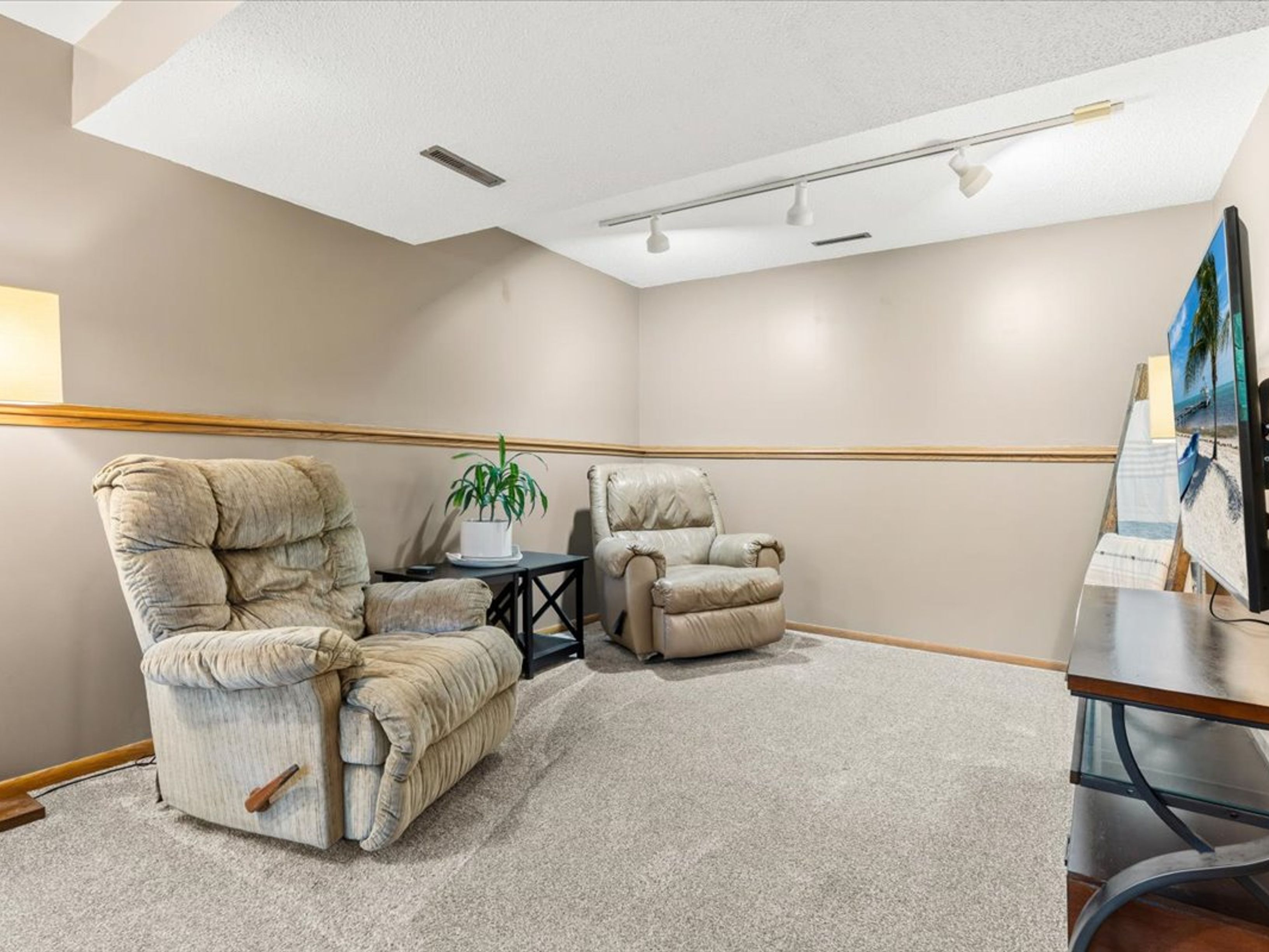  Easy Living in Country Club Manor - 物件實景