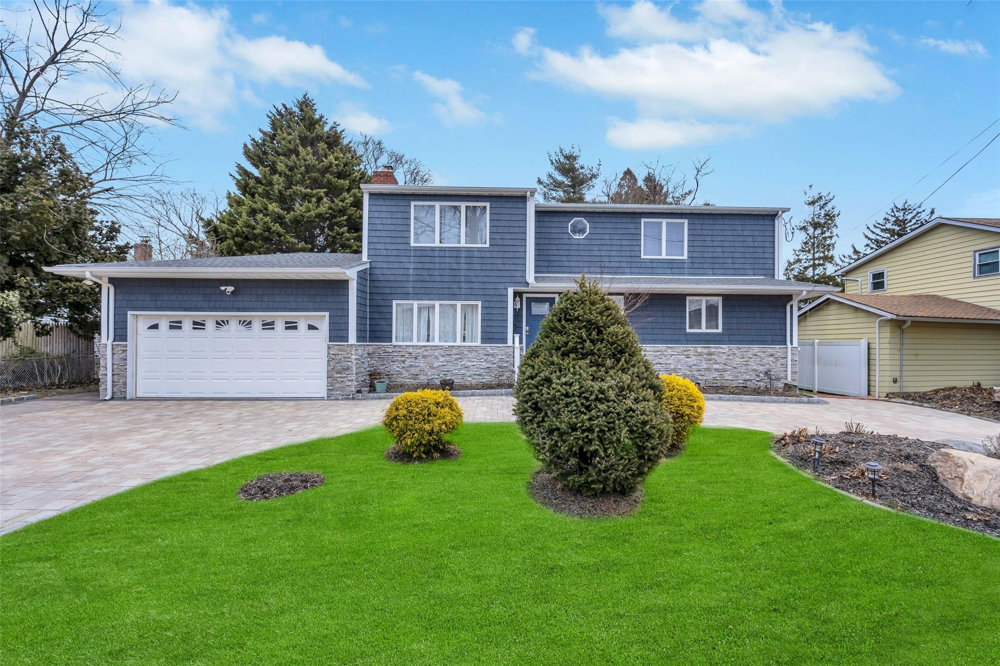 Lindenhurst, New York, 11757, United States, 5 Bedrooms Bedrooms, ,3 BathroomsBathrooms,Residential,For Sale,1707777