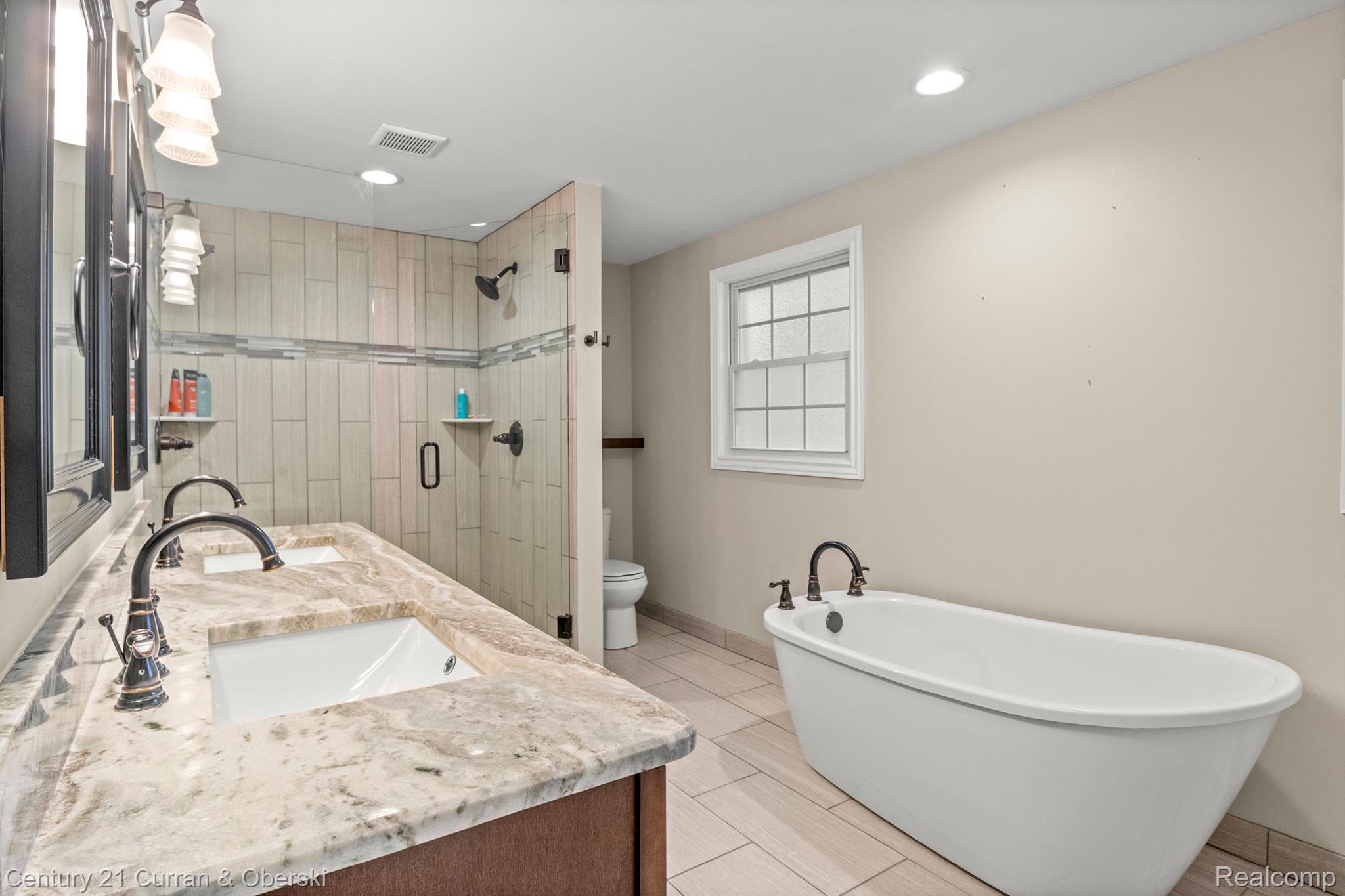 West Bloomfield Charter Township, Michigan, 48322, United States, 4 Bedrooms Bedrooms, ,3 BathroomsBathrooms,Residential,For Sale,1977559