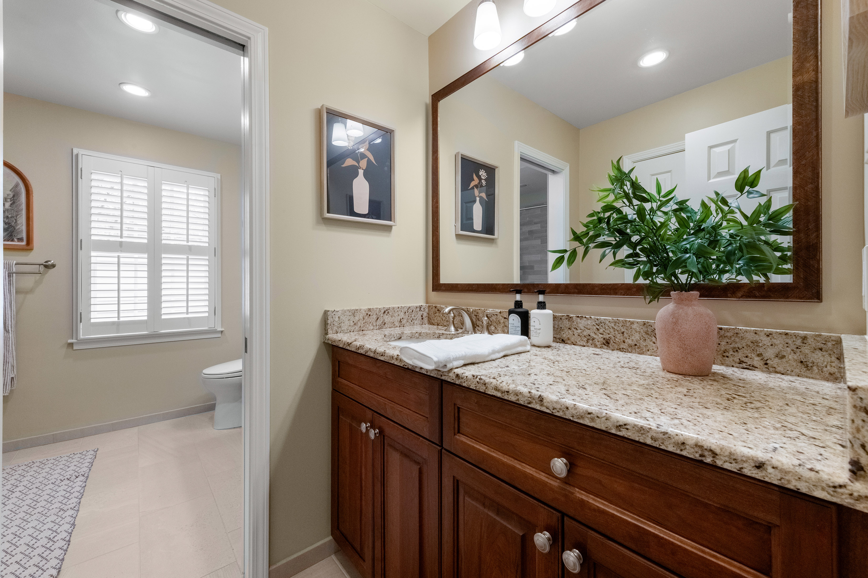  Beautifully Reimagined and Meticulously Maintained Home - 物件實景