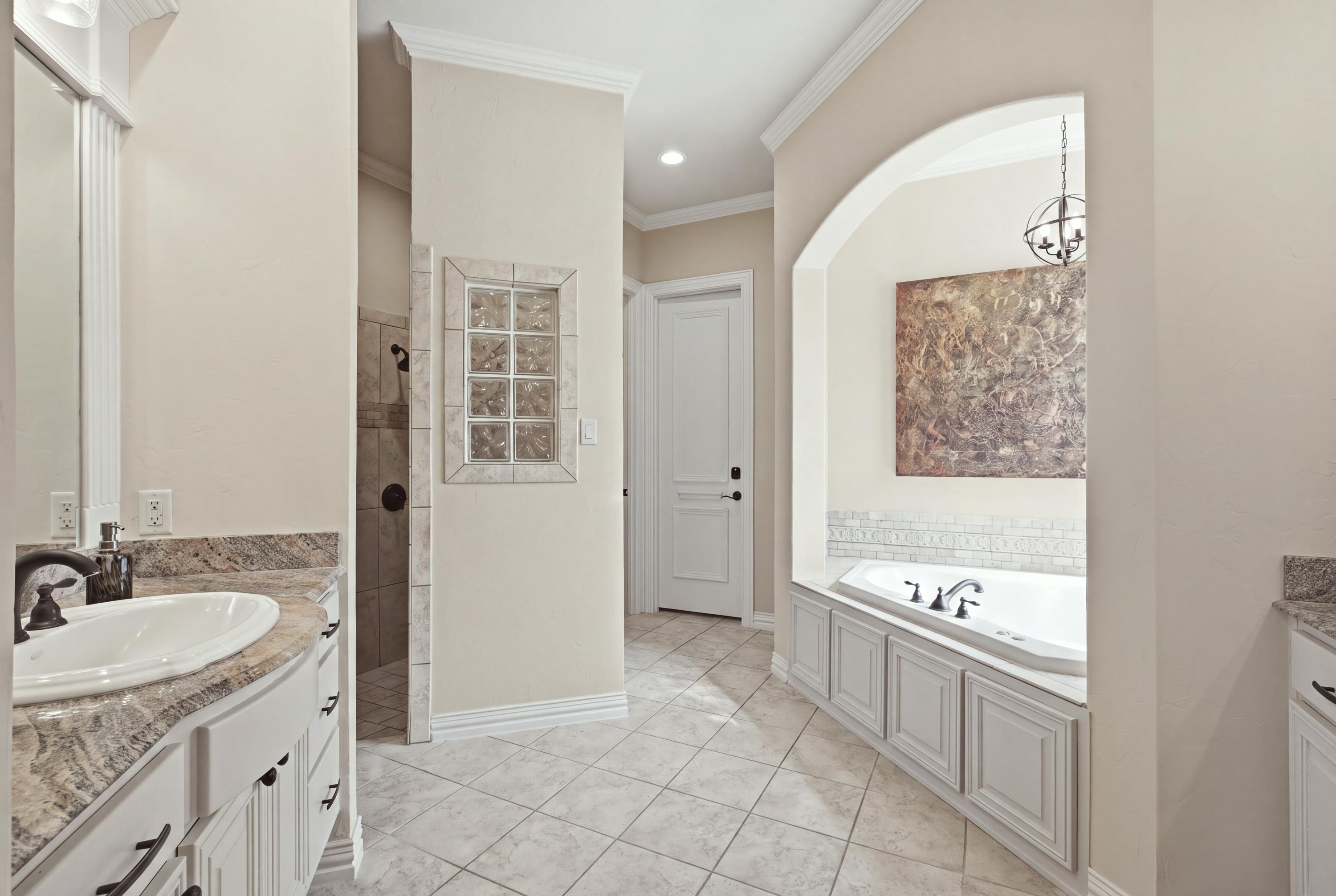  Preston Hollow Home with Pool, Primary Suite Down, 3-Car Garage & Solar - 物件實景