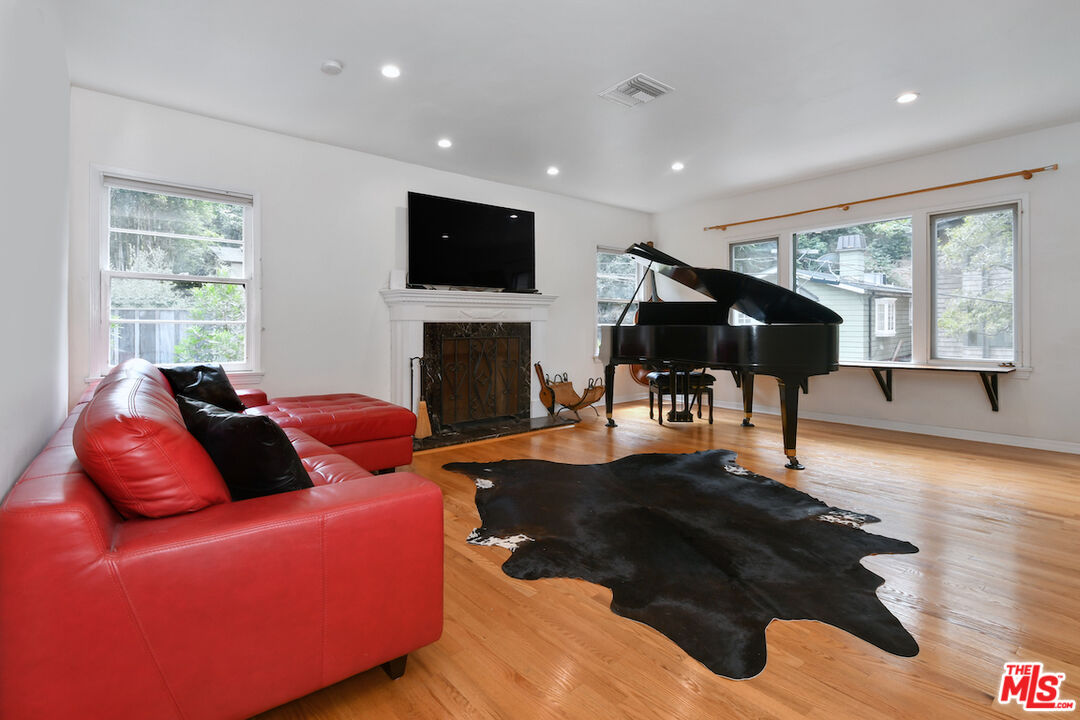 Los Angeles, California, 90077, United States, 3 Bedrooms Bedrooms, ,2 BathroomsBathrooms,Residential,For Sale,1901054