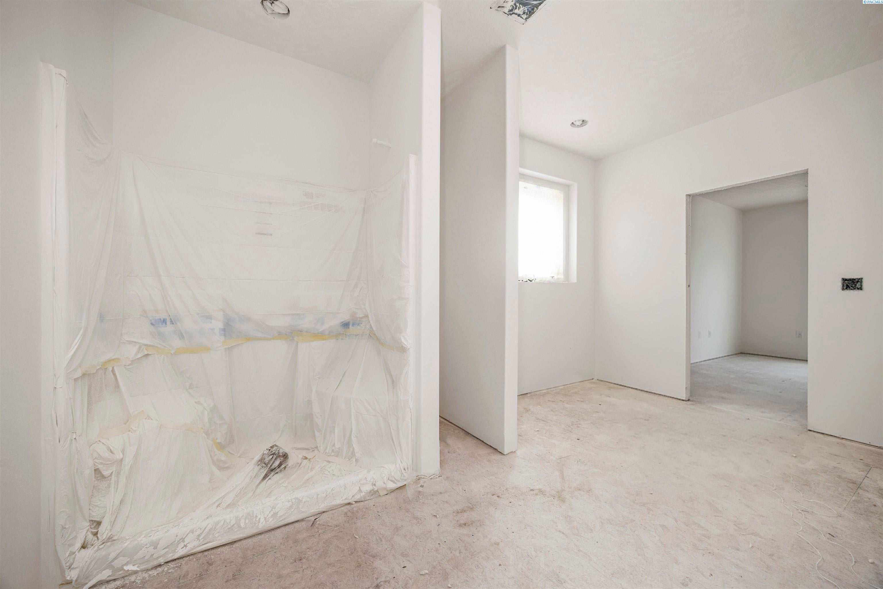 Kennewick, Washington, 99337, United States, 4 Bedrooms Bedrooms, ,1 BathroomBathrooms,Residential,For Sale,1980890