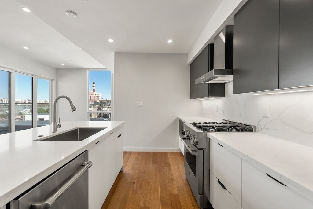 Boston, Massachusetts, 02127, United States, 2 Bedrooms Bedrooms, ,2 BathroomsBathrooms,Residential,For Sale,1916943