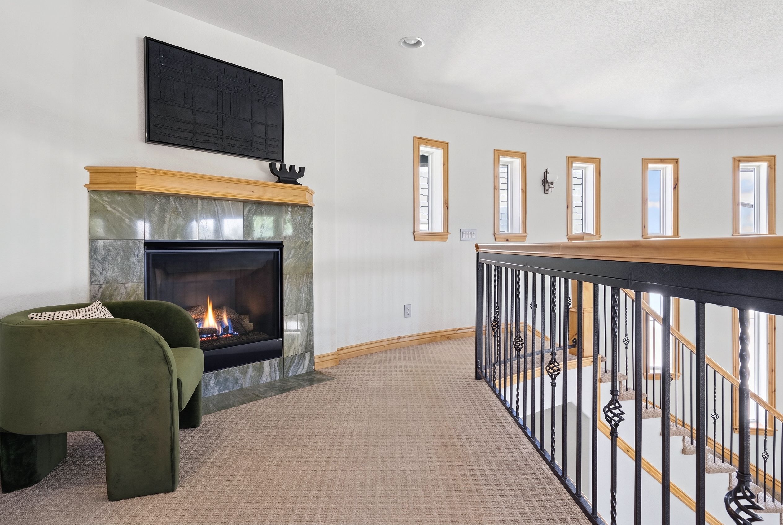  2895 S Cook Street  Finished Walkout Home - 物件實景
