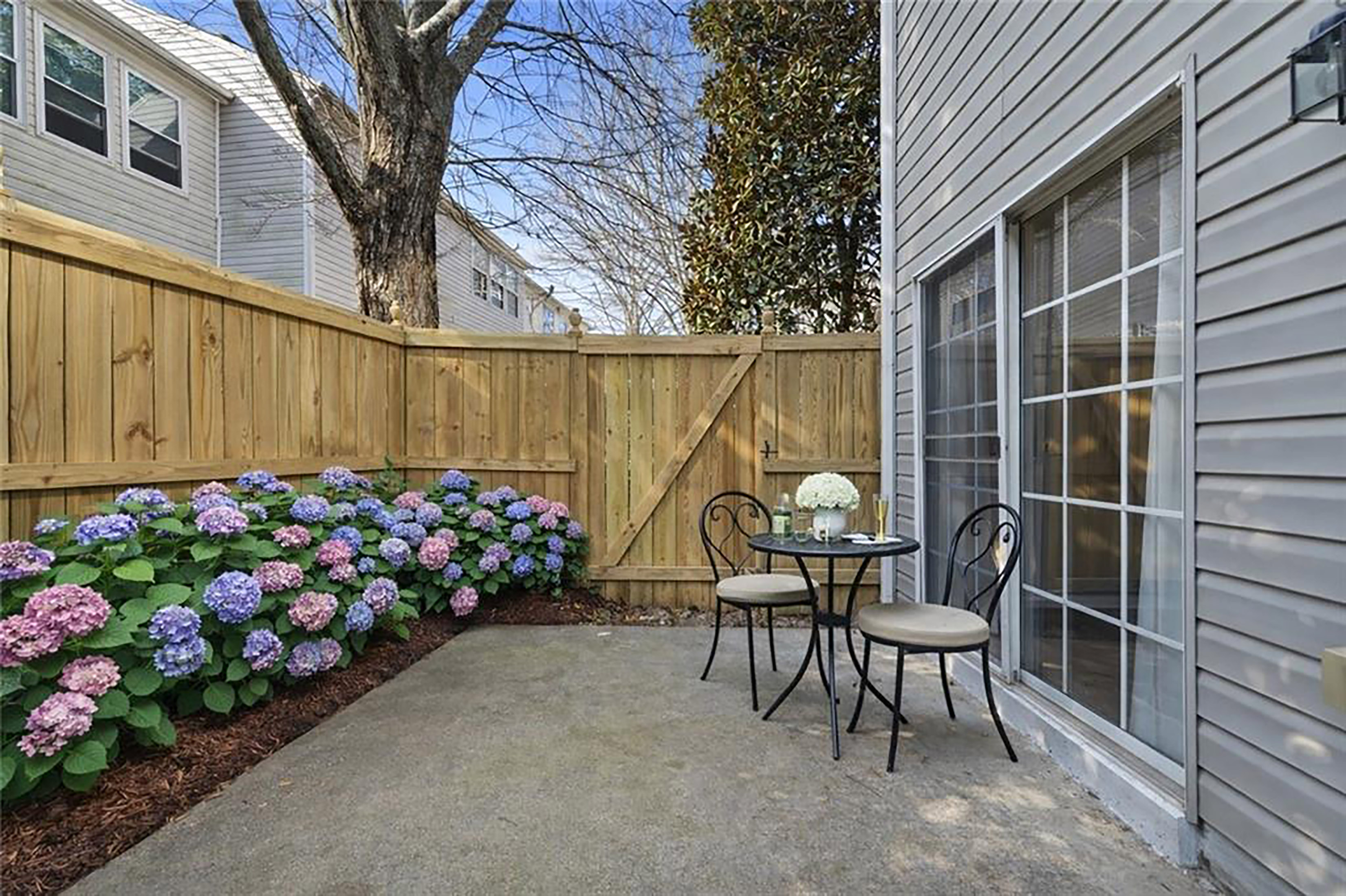  Beautifully Maintained Townhome in Sought-After Creekside at Mansell - 物件實景