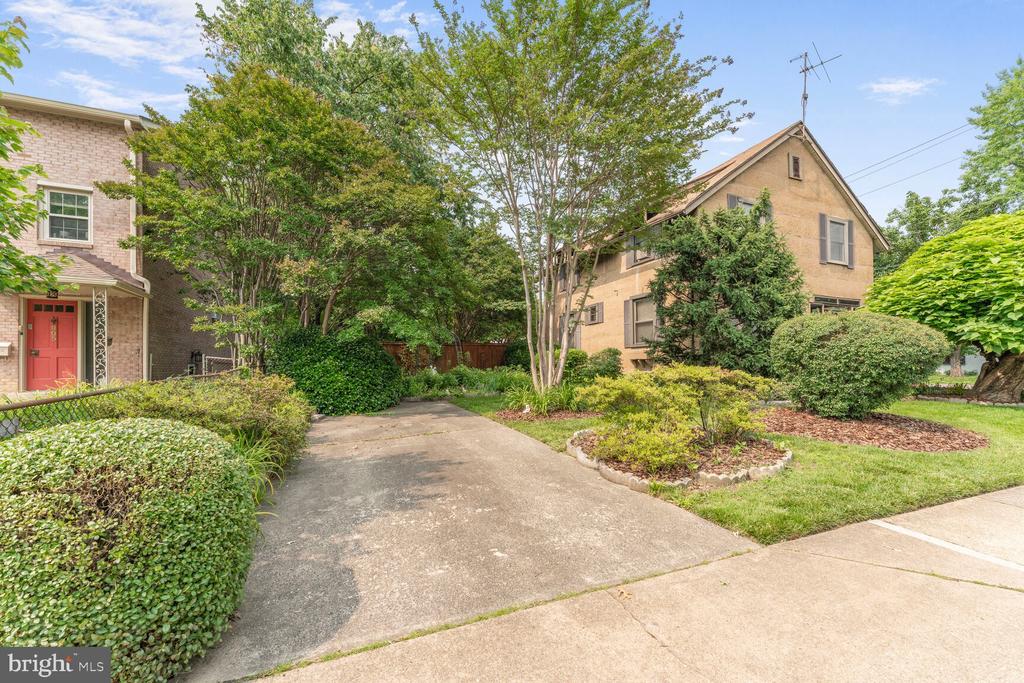 Arlington, Virginia, 22202, United States, 3 Bedrooms Bedrooms, ,1 BathroomBathrooms,Residential,For Sale,1904422