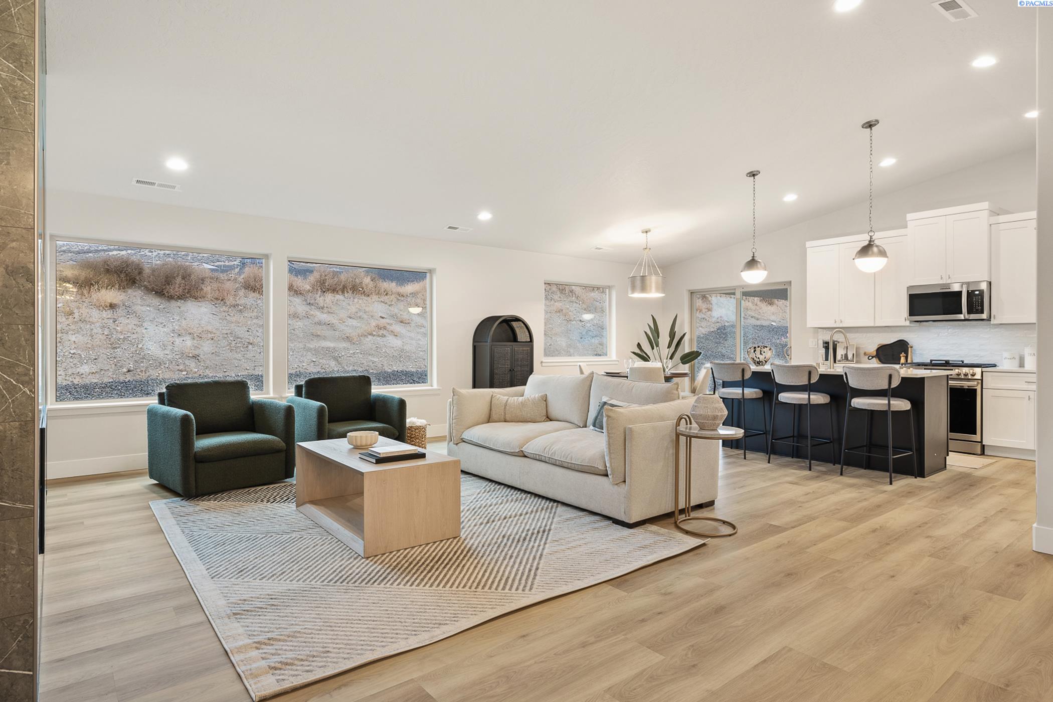 Kennewick, Washington, 99338, United States, 4 Bedrooms Bedrooms, ,1 BathroomBathrooms,Residential,For Sale,1973068