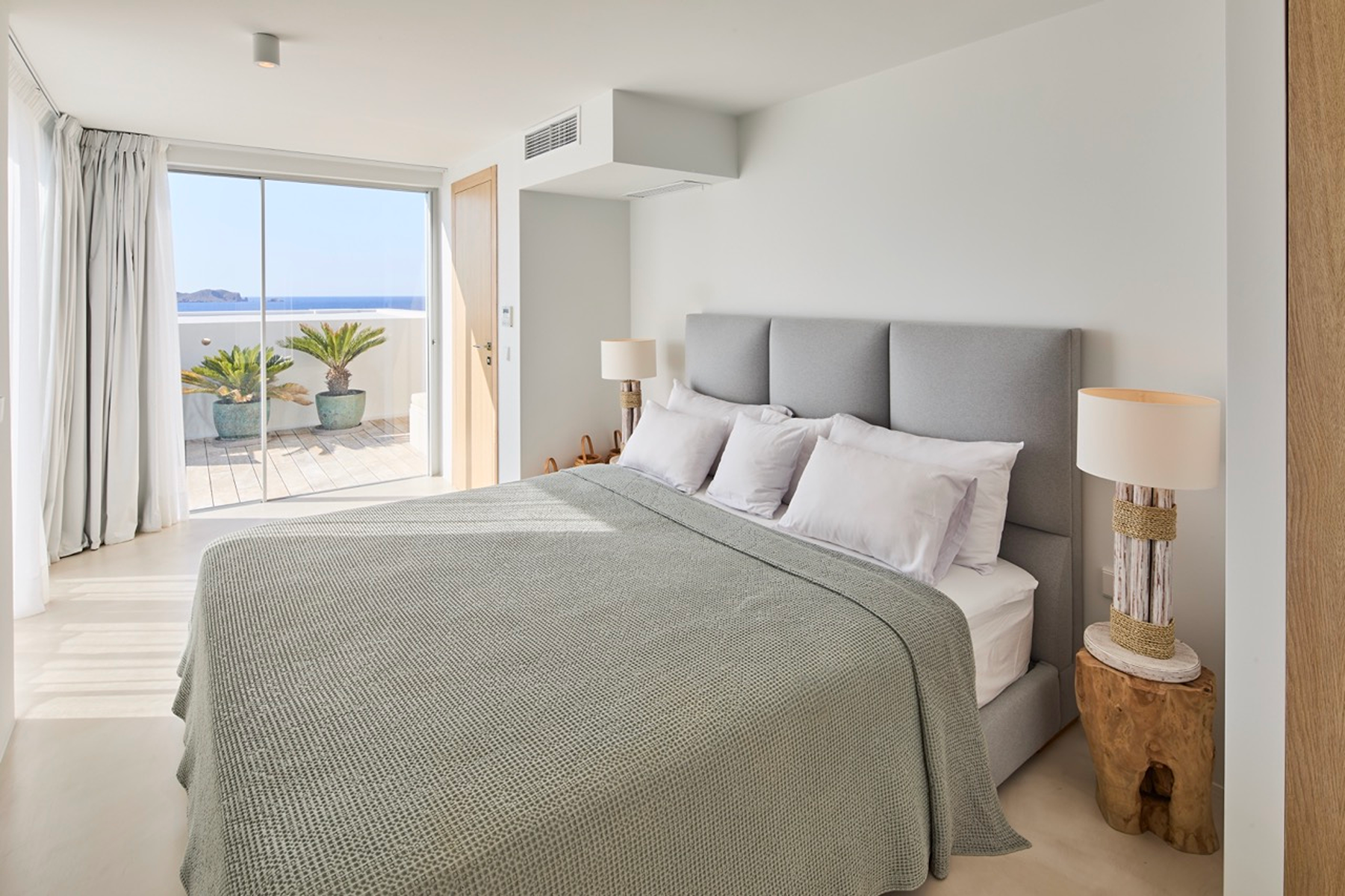 Villa on the beachfront in Caló d