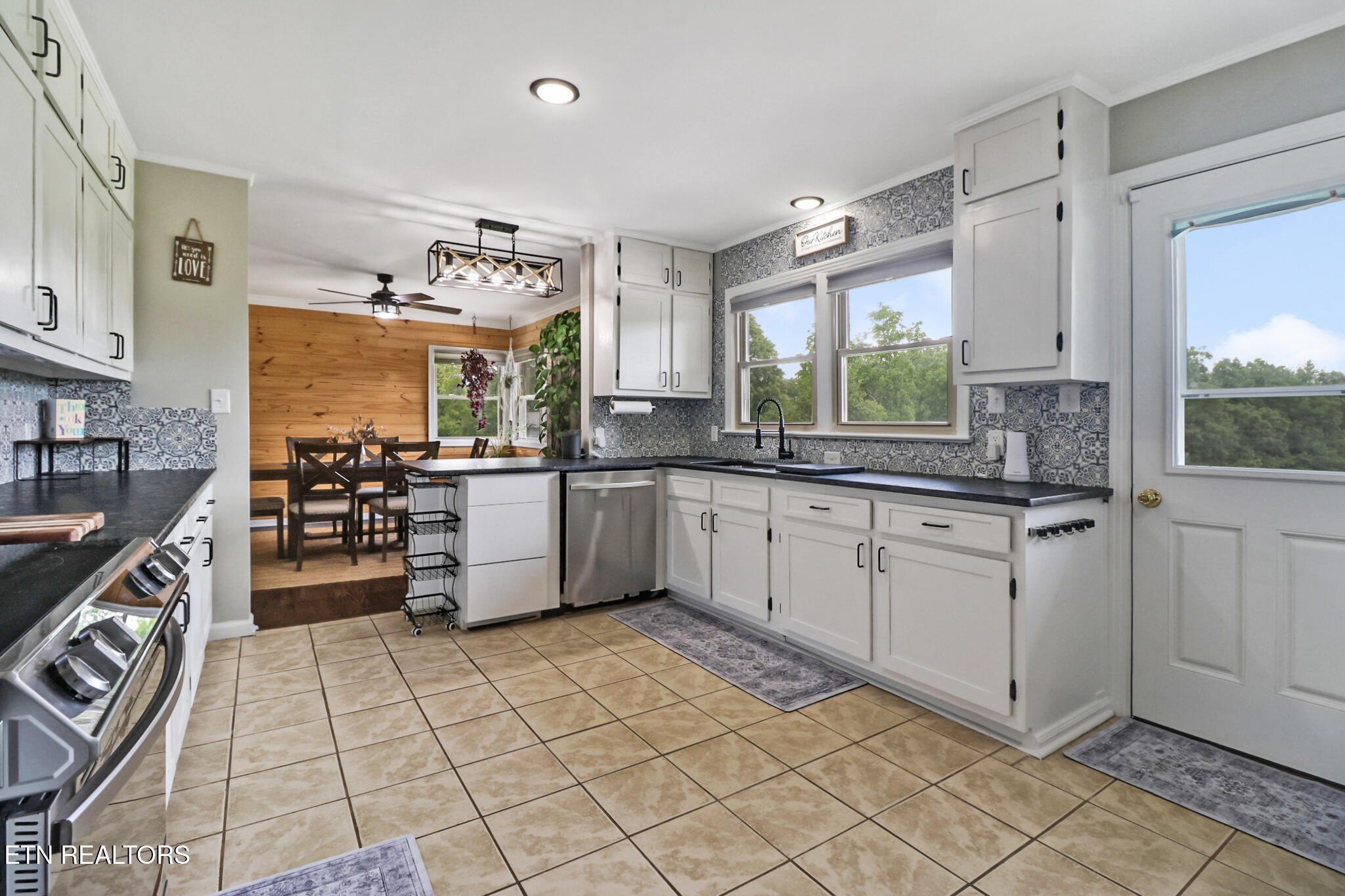 Crossville, Tennessee, 38571, United States, 5 Bedrooms Bedrooms, ,3 BathroomsBathrooms,Residential,For Sale,1986080