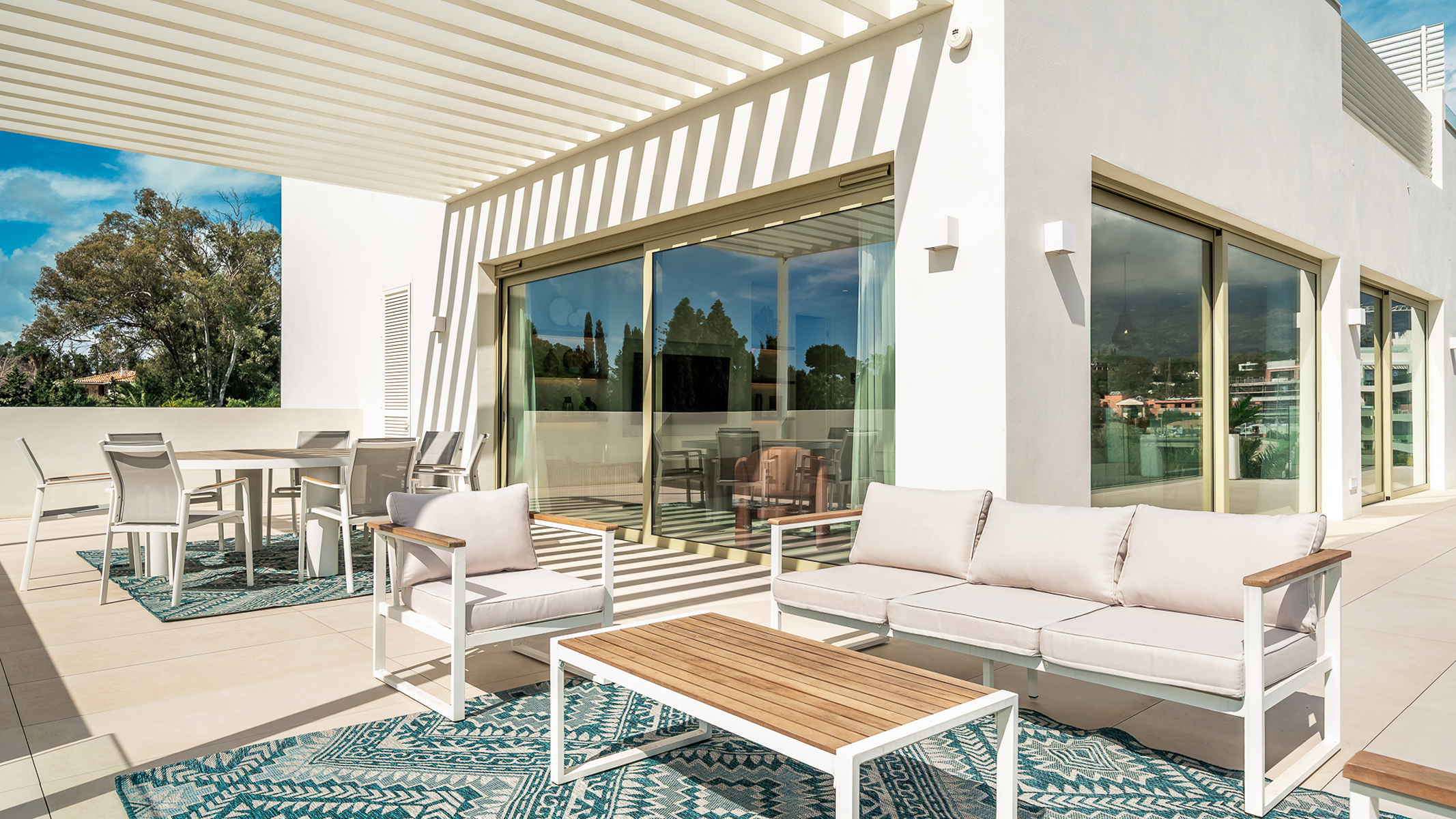  3-bedroom penthouse duplex with pool and sea views in Benalús, Marbella - 物件實景