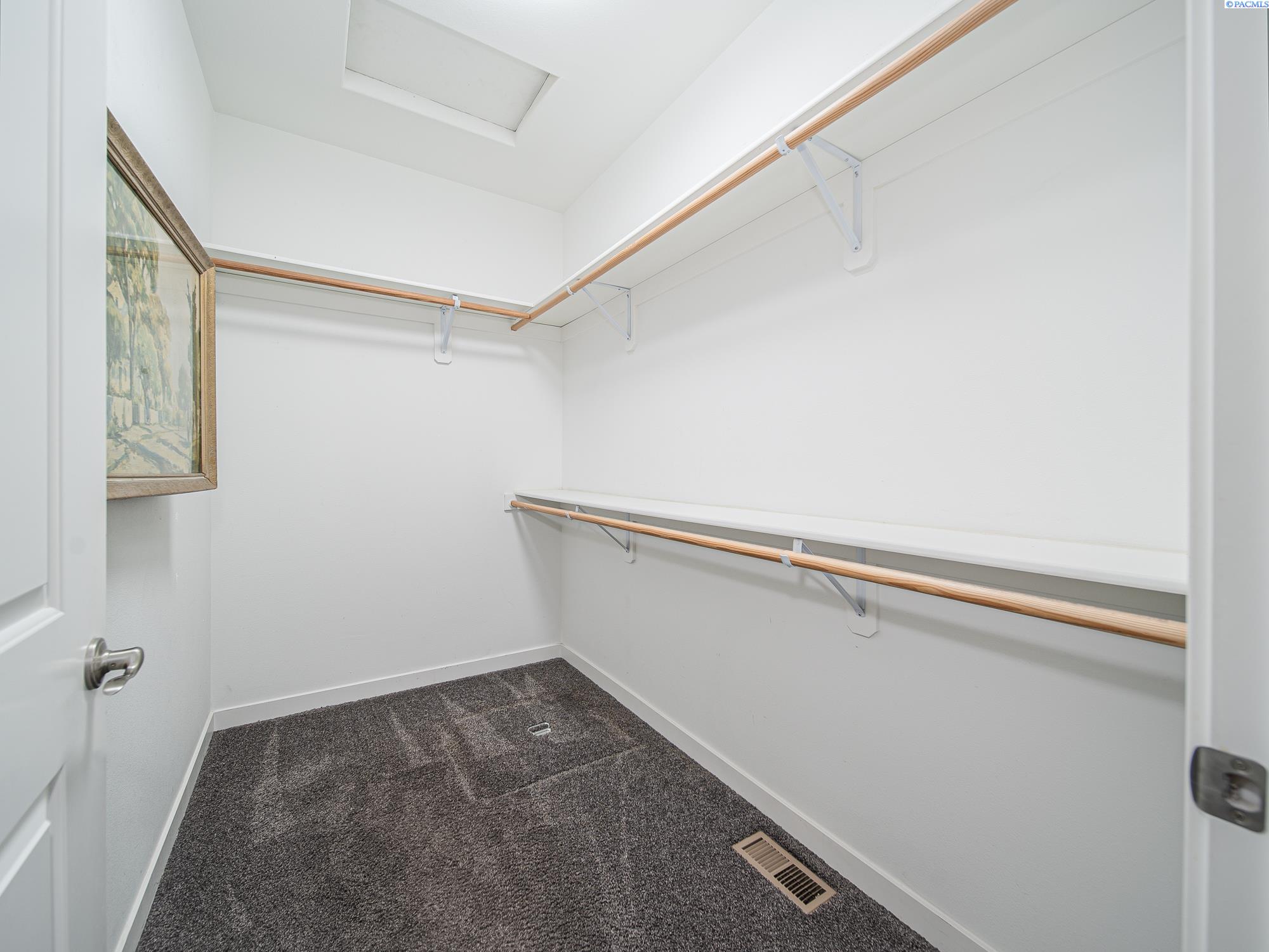 Pasco, Washington, 99301, United States, 4 Bedrooms Bedrooms, ,3 BathroomsBathrooms,Residential,For Sale,1933417