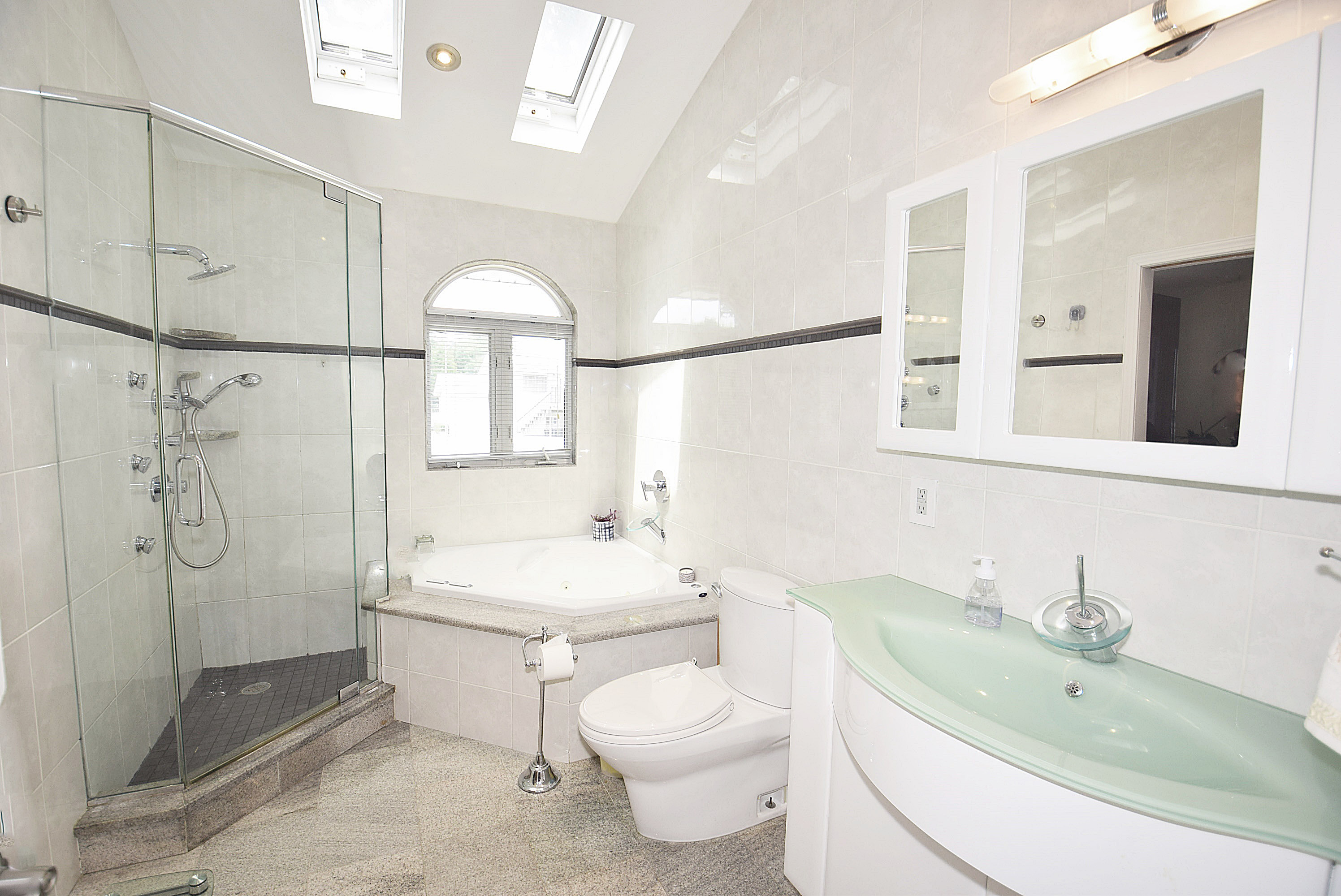 Wheatley Heights, New York, 11798, United States, 5 Bedrooms Bedrooms, ,2 BathroomsBathrooms,Residential,For Sale,1892743