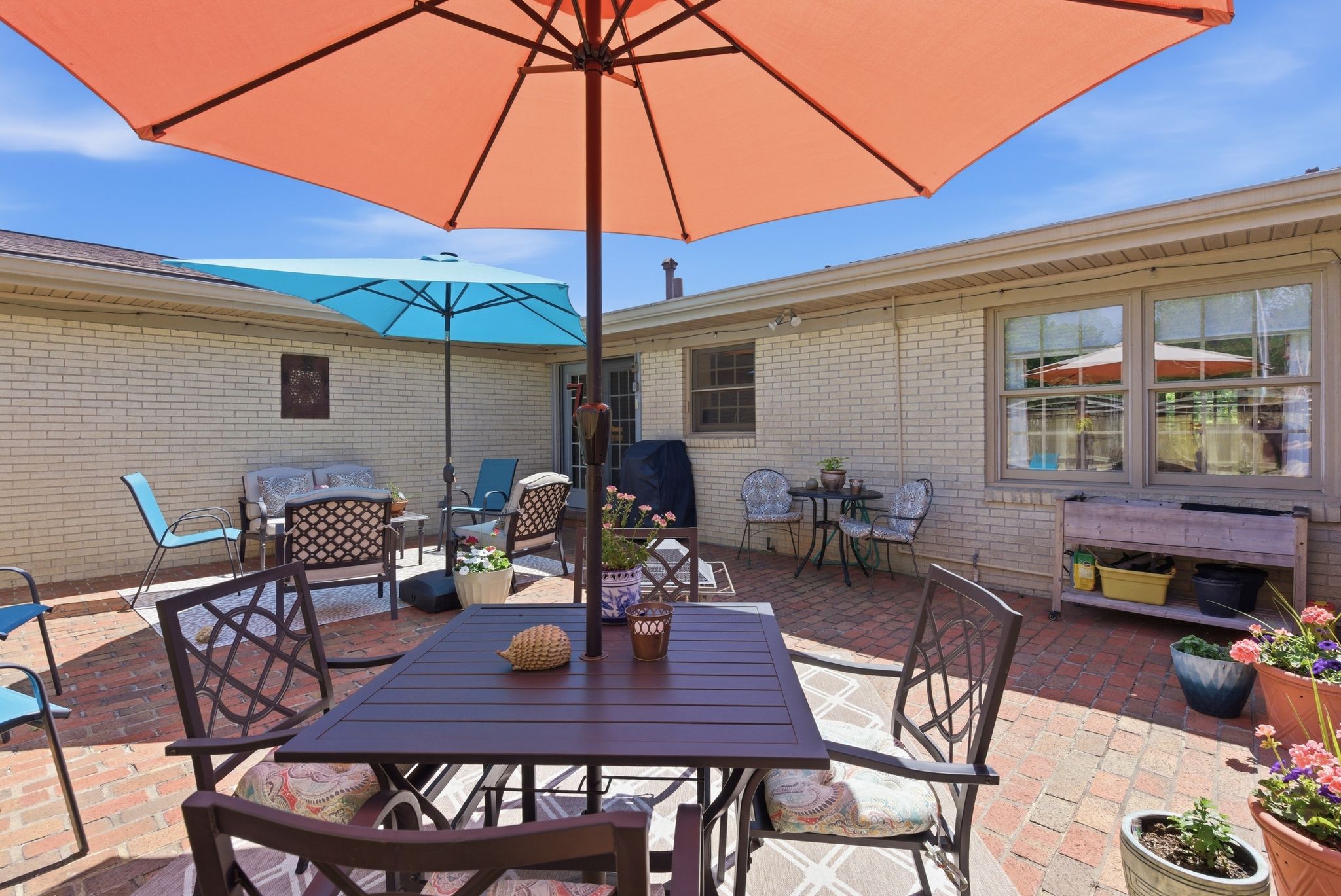  697 Cindy Blair Way - 物件實景