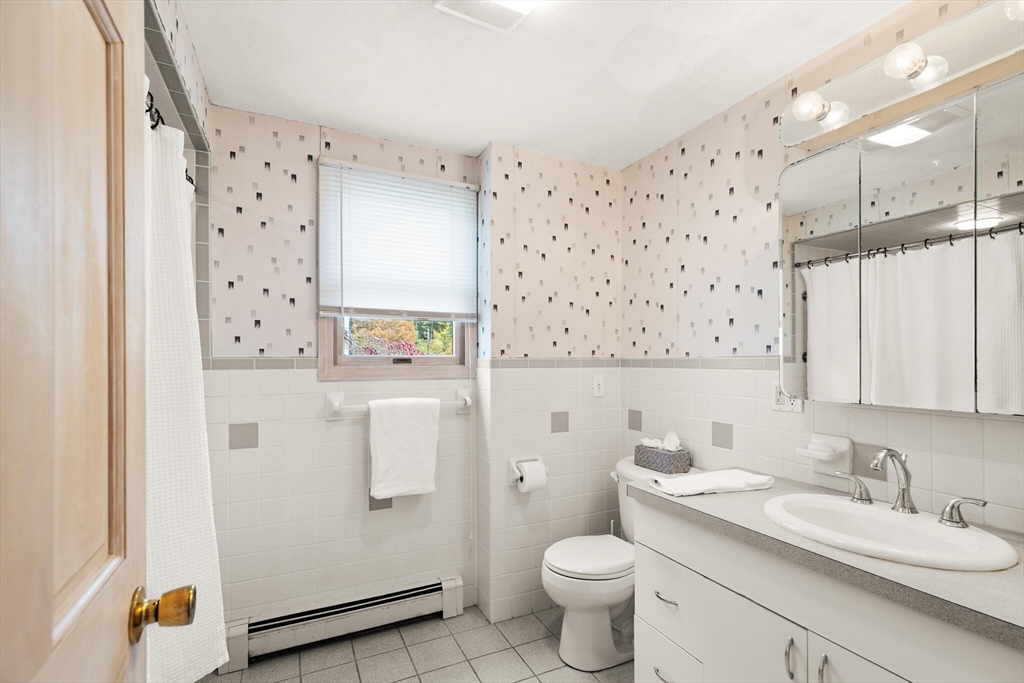 Lynnfield, Massachusetts, 01940, United States, 3 Bedrooms Bedrooms, ,2 BathroomsBathrooms,Residential,For Sale,1987735