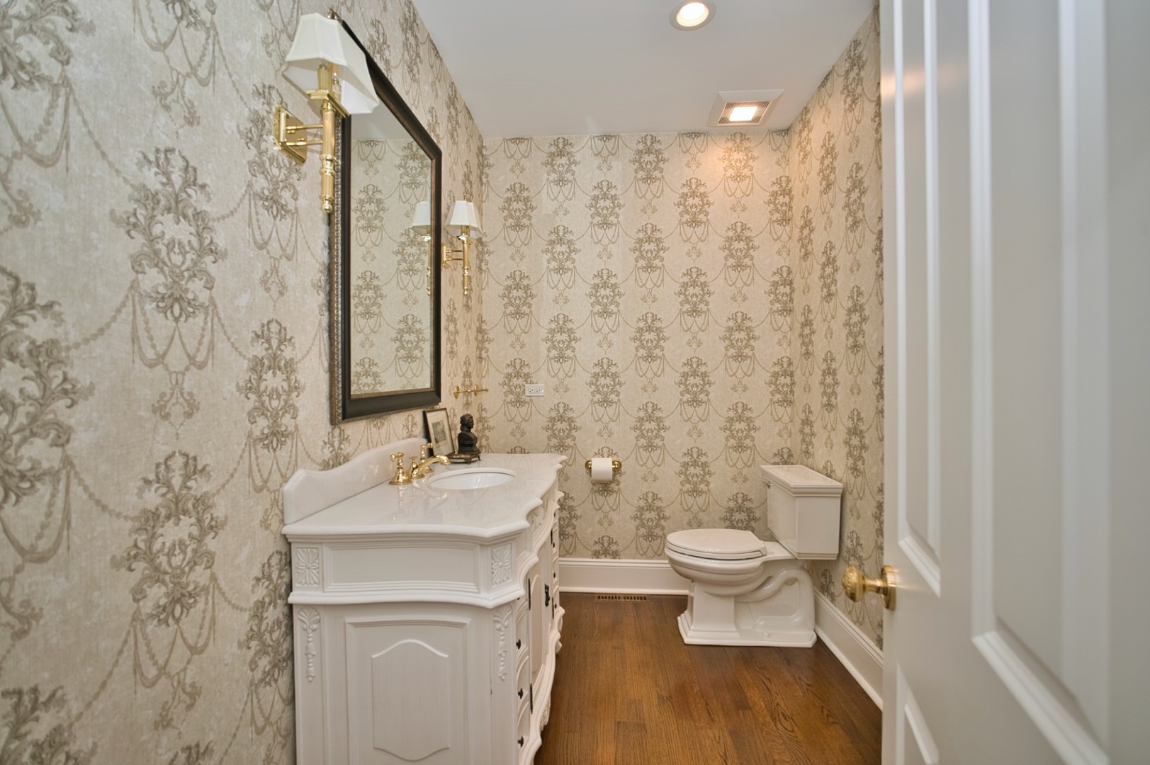 Lake Forest, Illinois, 60045, United States, 4 Bedrooms Bedrooms, ,5 BathroomsBathrooms,Residential,For Sale,1986111