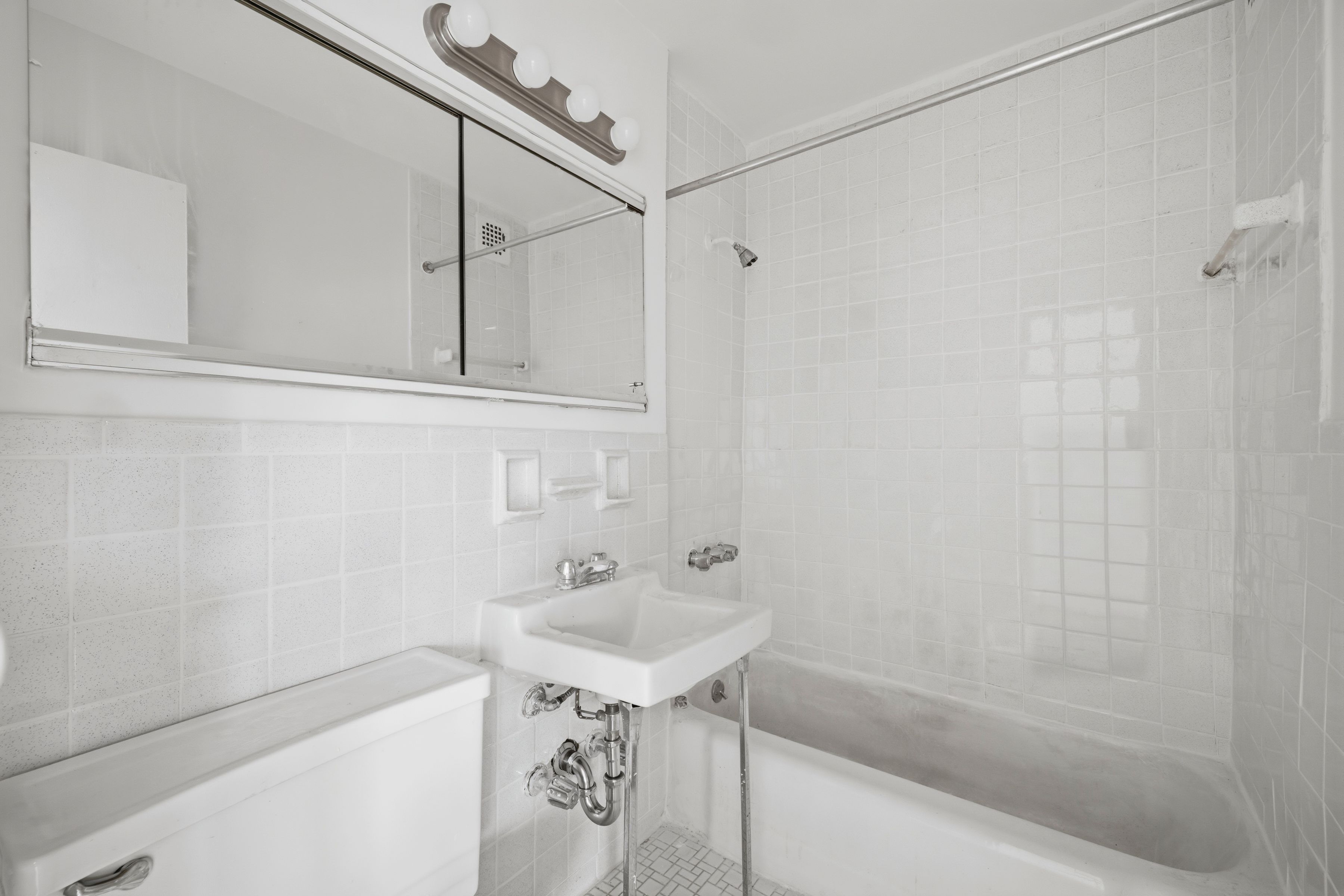  Very Bright Alcove Studio - Needs TLC - 物件實景