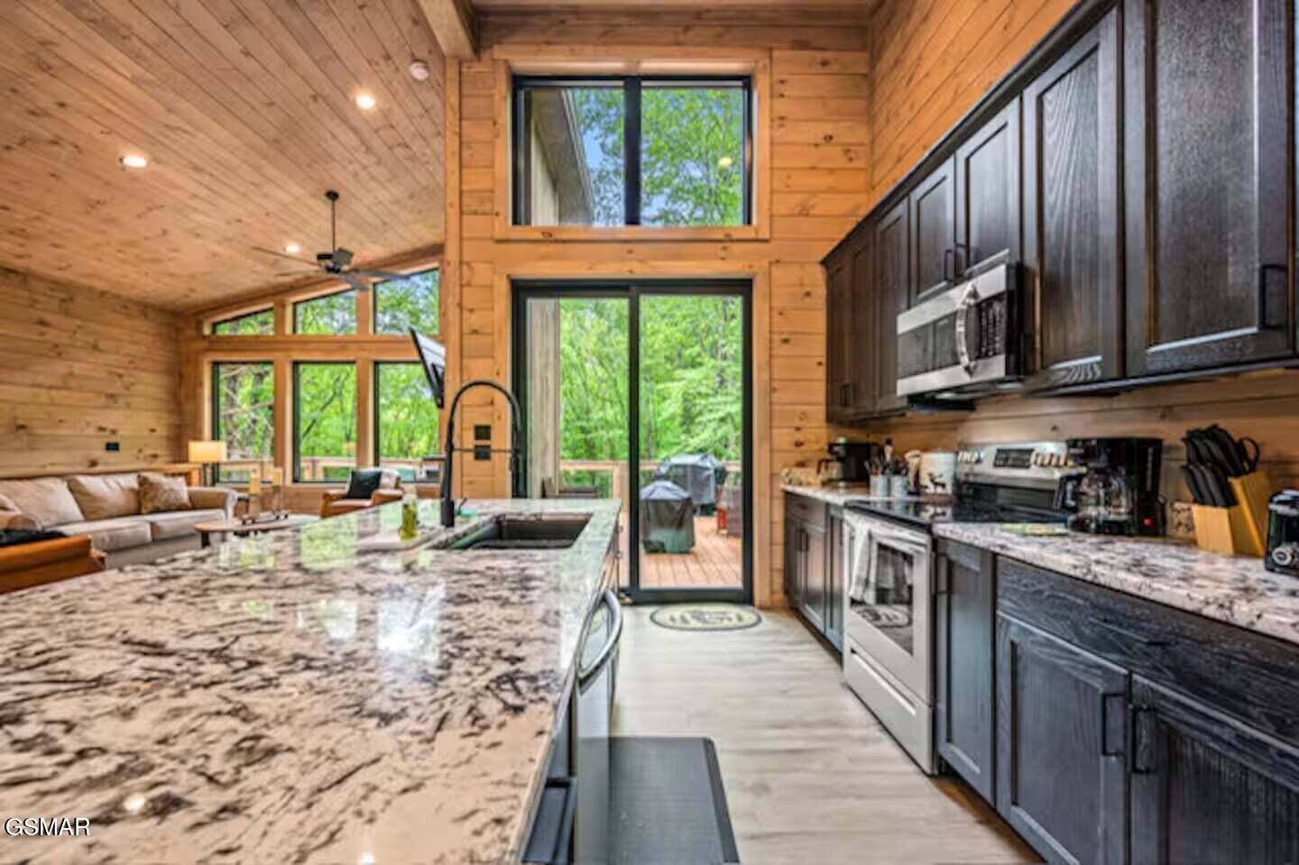 Sevierville, Tennessee, 37862, United States, 2 Bedrooms Bedrooms, ,3 BathroomsBathrooms,Residential,For Sale,1976879