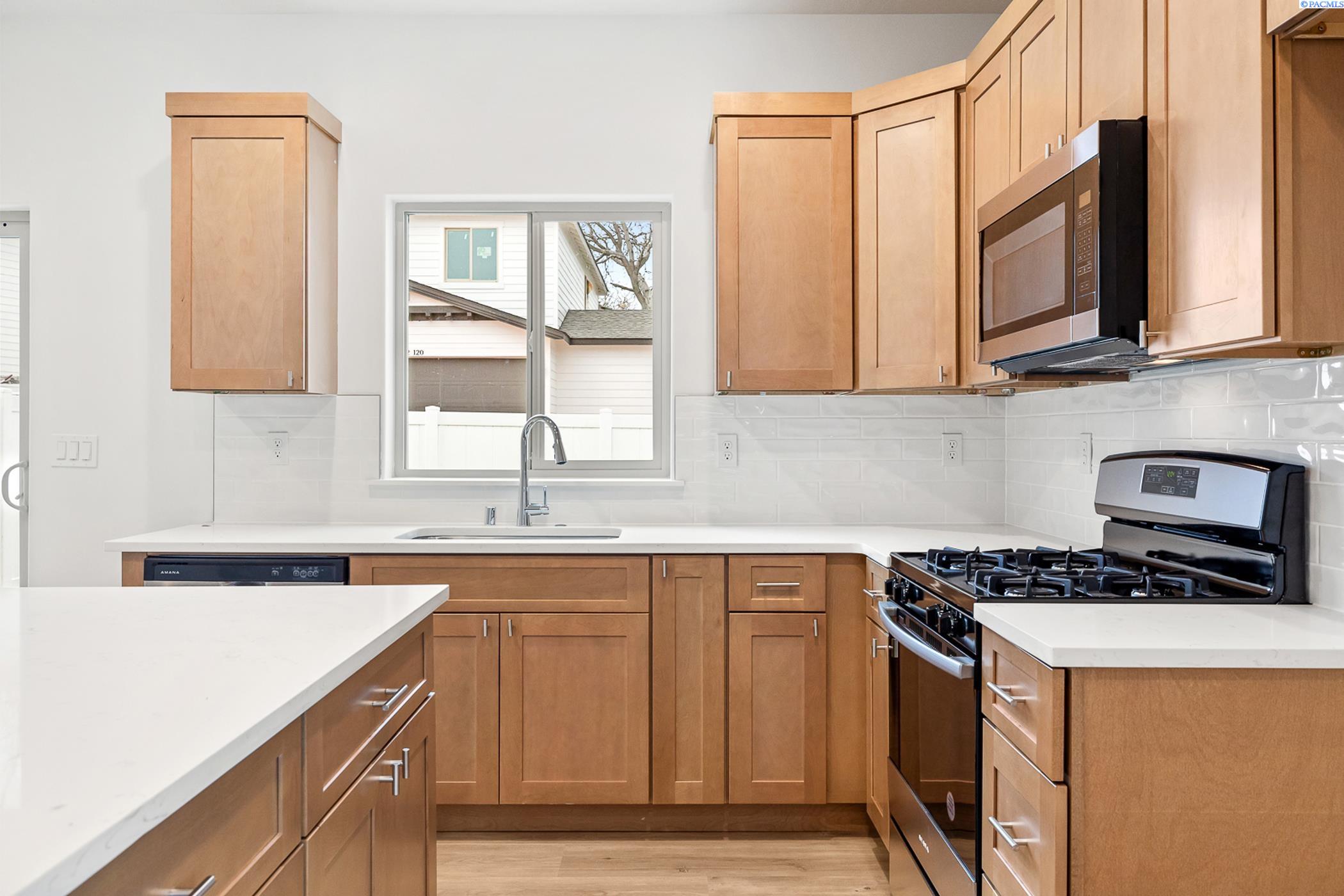 Kennewick, Washington, 99337, United States, 5 Bedrooms Bedrooms, ,Residential,For Sale,1940850