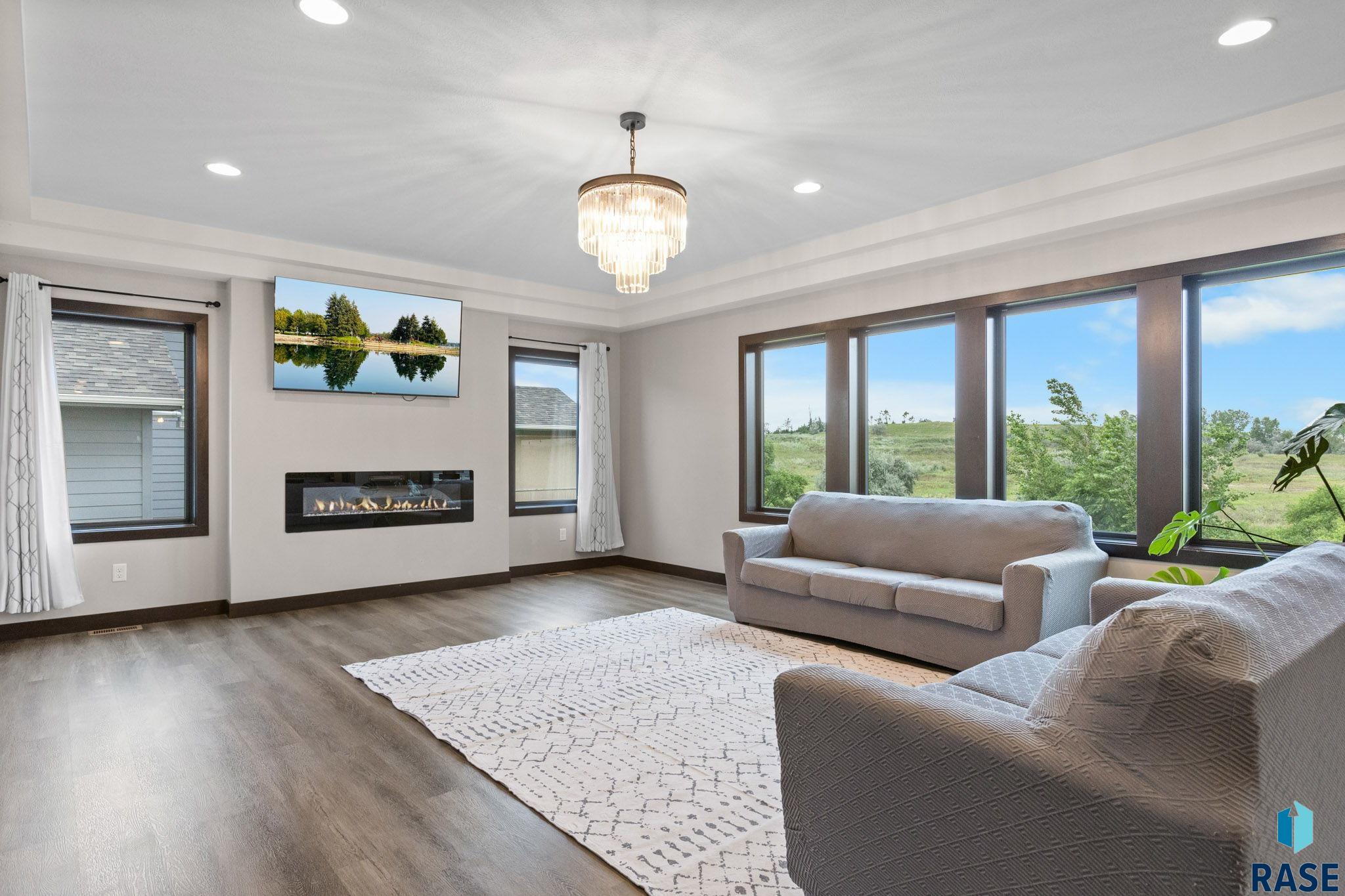 Sioux Falls, South Dakota, 57103, United States, 6 Bedrooms Bedrooms, ,4 BathroomsBathrooms,Residential,For Sale,1898339