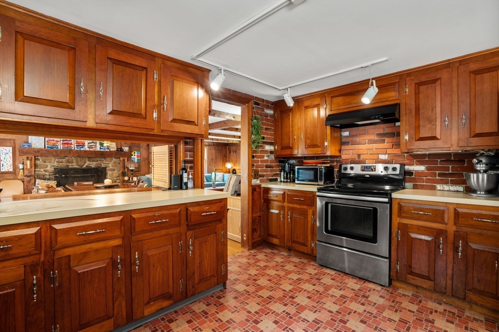 Holland, Massachusetts, 01521, United States, 7 Bedrooms Bedrooms, ,6 BathroomsBathrooms,Residential,For Sale,1941756