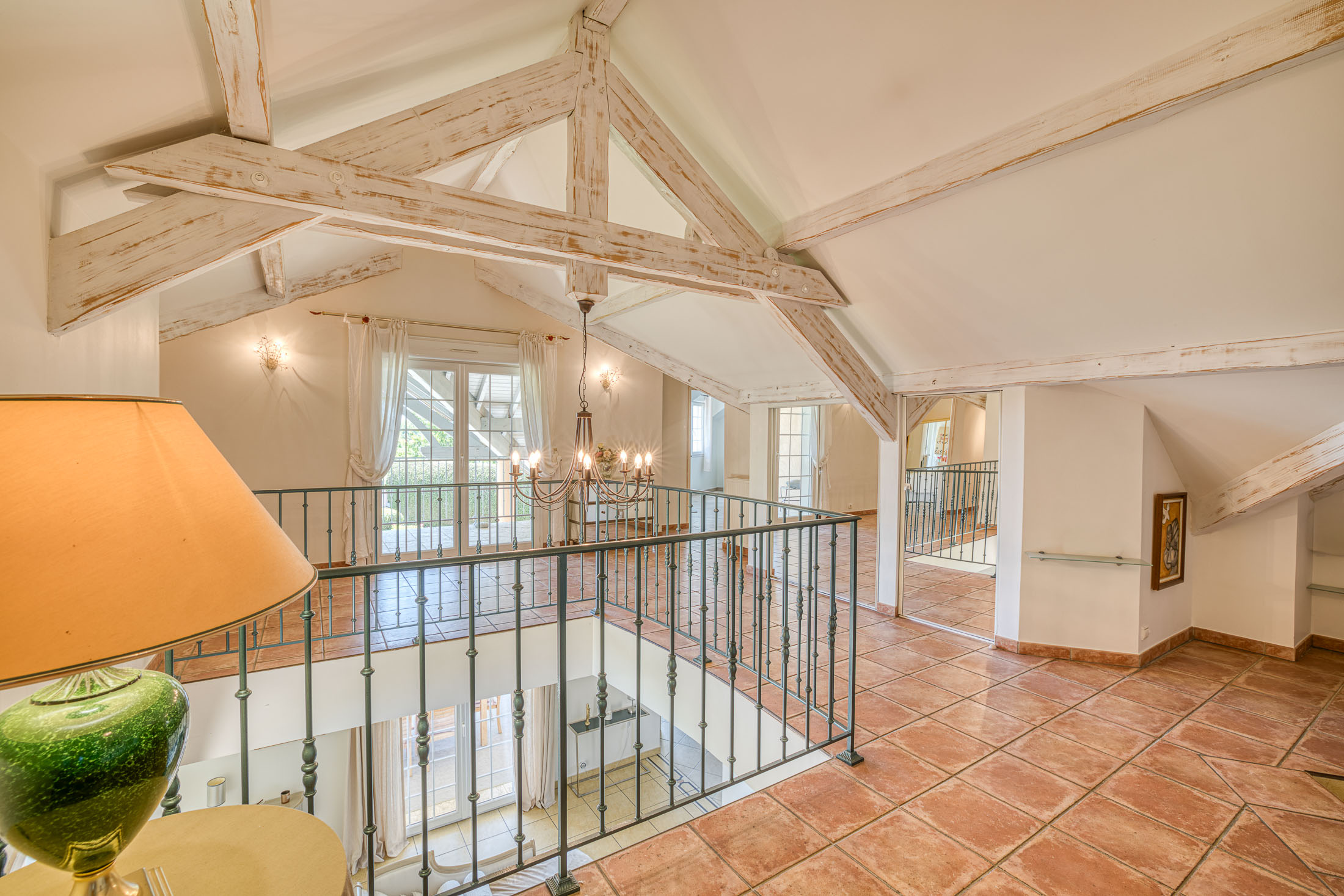  Nestled between lake and mountains, an outstanding family estate with swimming … - 物件實景