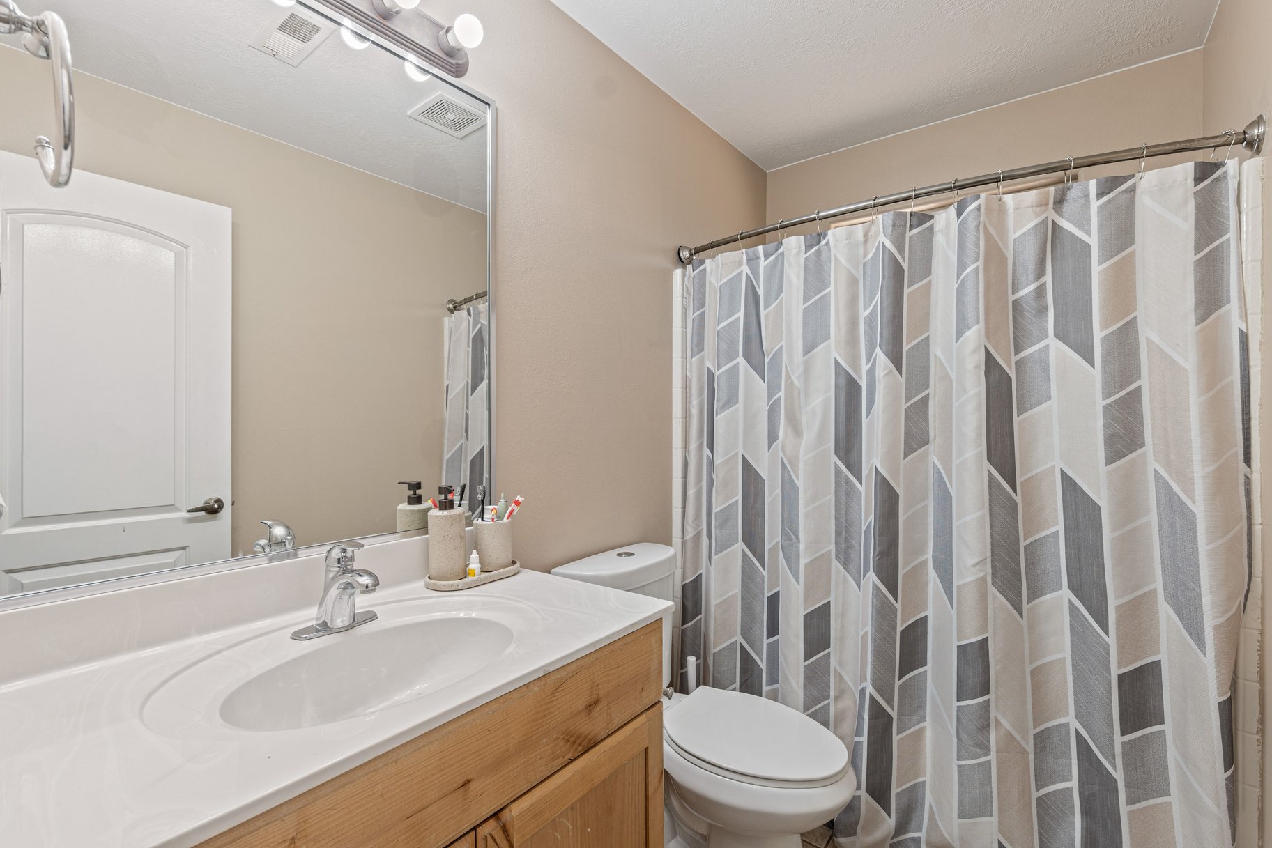  Smart, Single-Level Living with Newer HVAC & Included Appliances - 物件實景