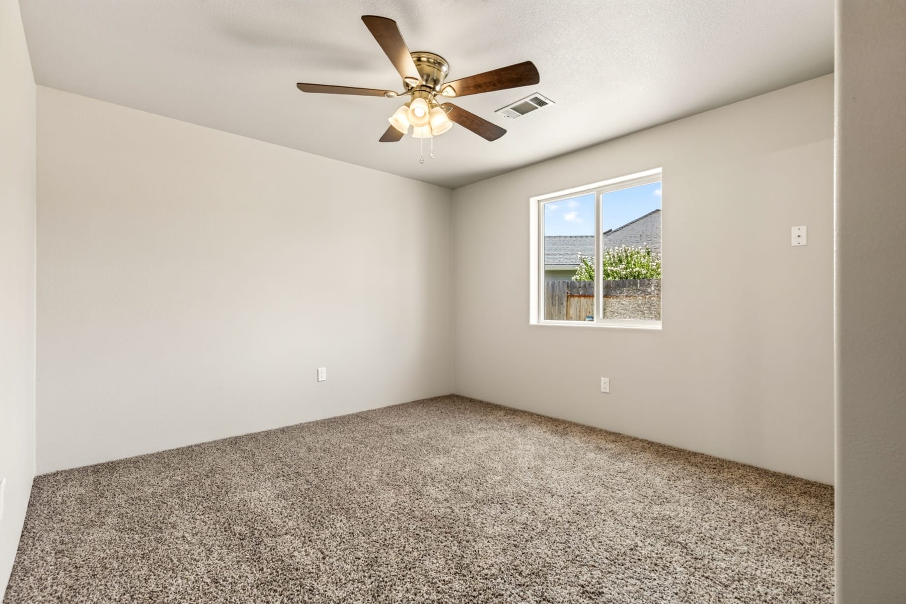  182 Justin Court Central Point, OR 97502 - 物件實景