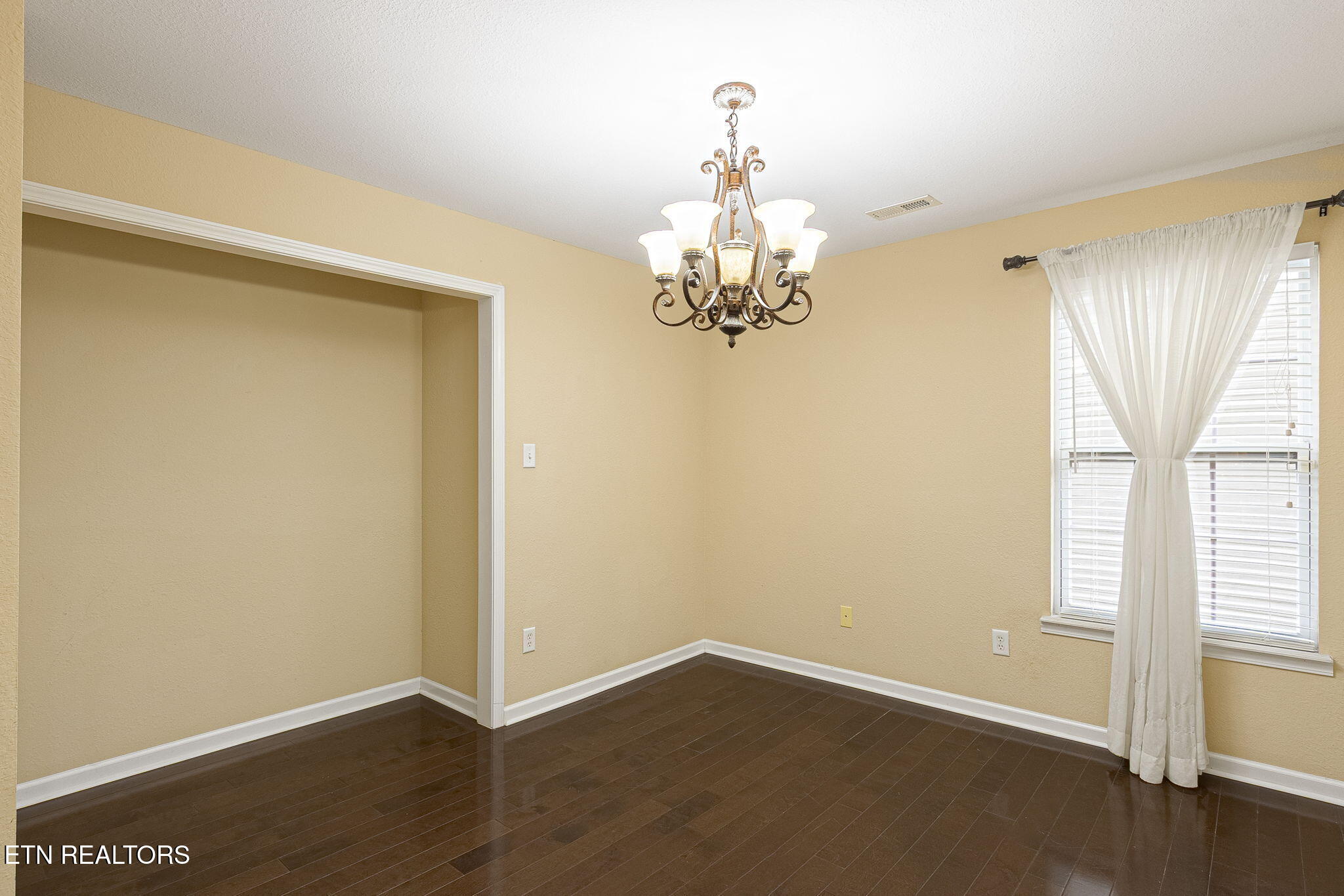 Knoxville, Tennessee, 37932, United States, 4 Bedrooms Bedrooms, ,4 BathroomsBathrooms,Residential,For Sale,1975701