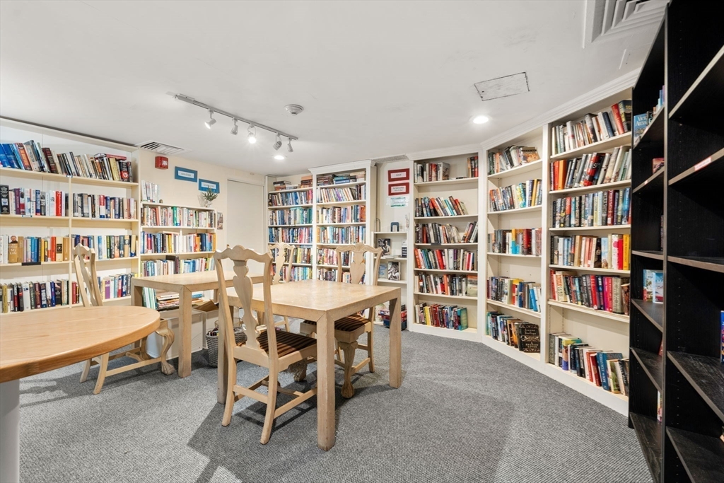 Newton, Massachusetts, 02467, United States, 1 Bedroom Bedrooms, ,2 BathroomsBathrooms,Residential,For Sale,1954764