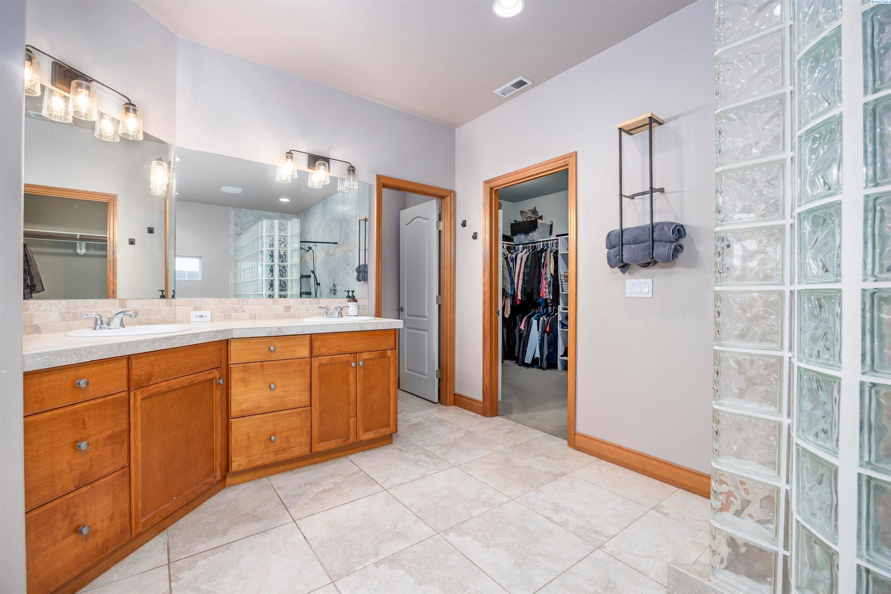 Kennewick, Washington, 99337, United States, 3 Bedrooms Bedrooms, ,3 BathroomsBathrooms,Residential,For Sale,1981093