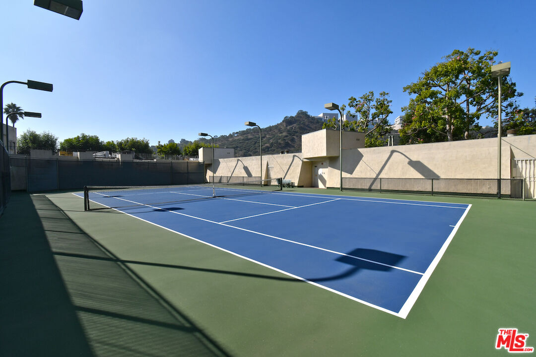 Los Angeles, California, 90049, United States, 2 Bedrooms Bedrooms, ,3 BathroomsBathrooms,Residential,For Sale,1997072