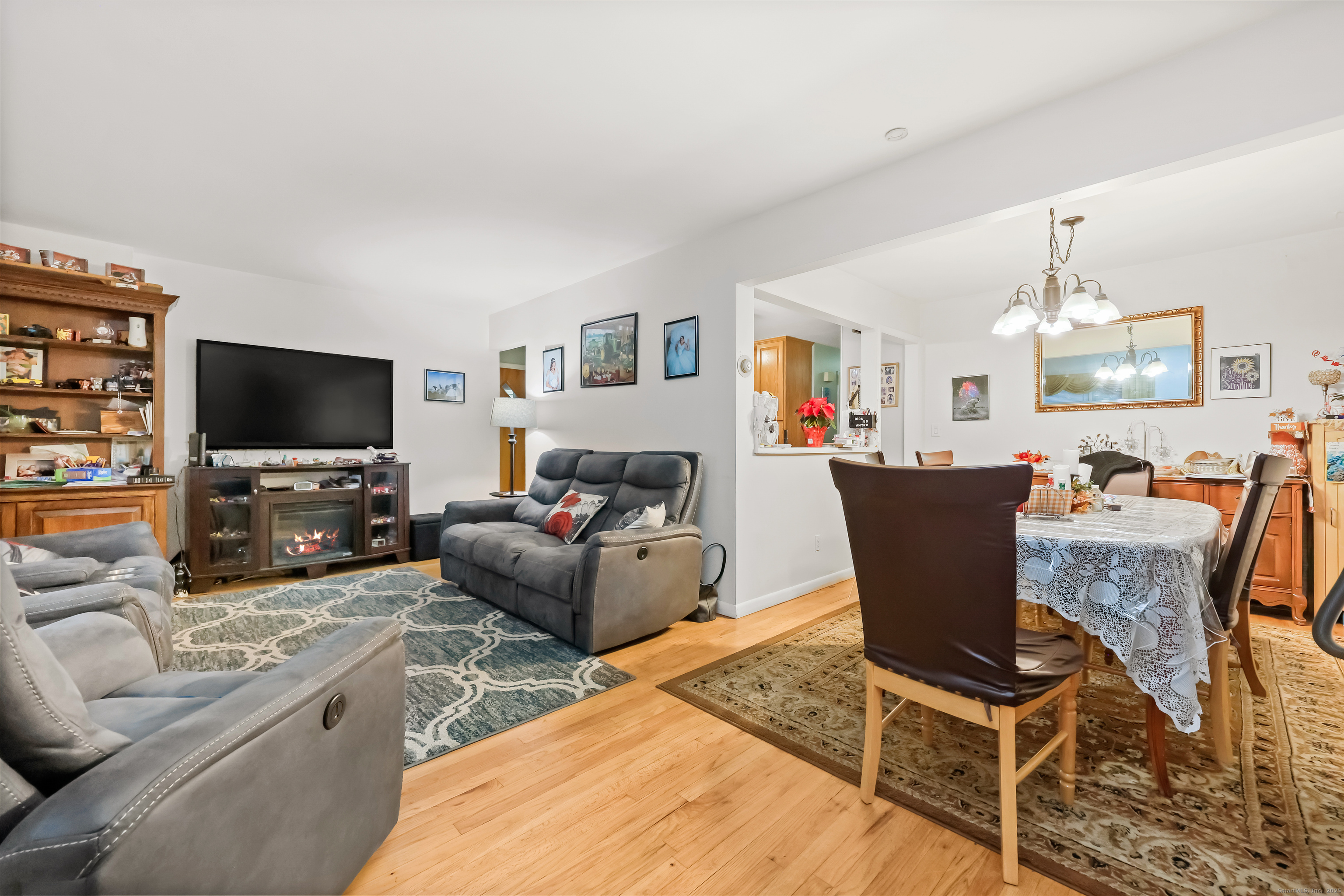 Stamford, Connecticut, 06902, United States, 6 Bedrooms Bedrooms, ,2 BathroomsBathrooms,Residential,For Sale,2003004