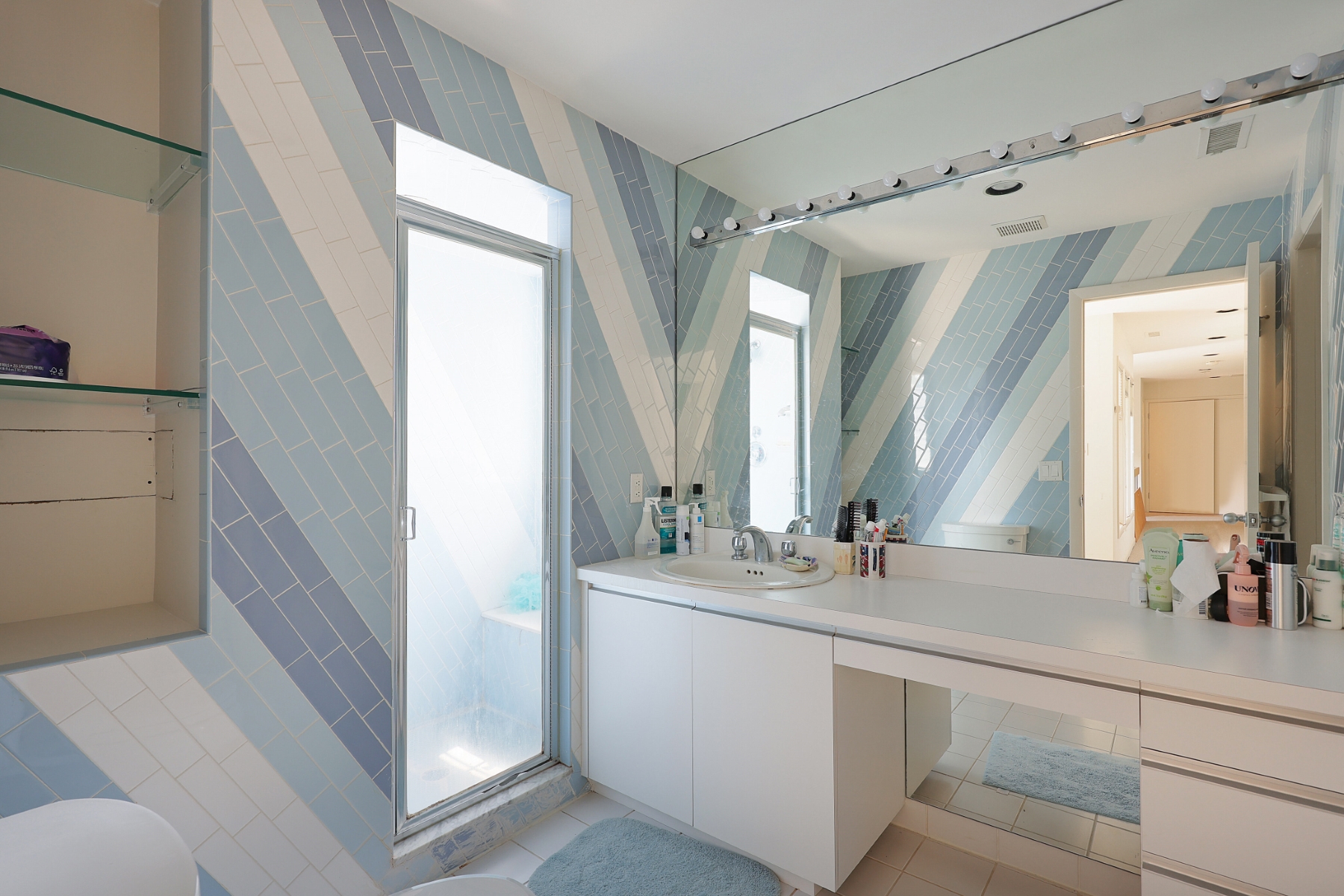  Contemporary Colonial Set in Peaceful Private Setting - 物件實景