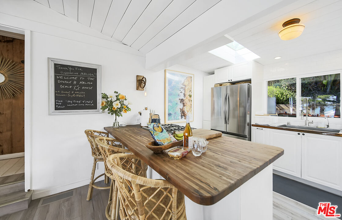 Malibu, California, 90265, United States, 3 Bedrooms Bedrooms, ,2 BathroomsBathrooms,Residential,For Sale,1992051