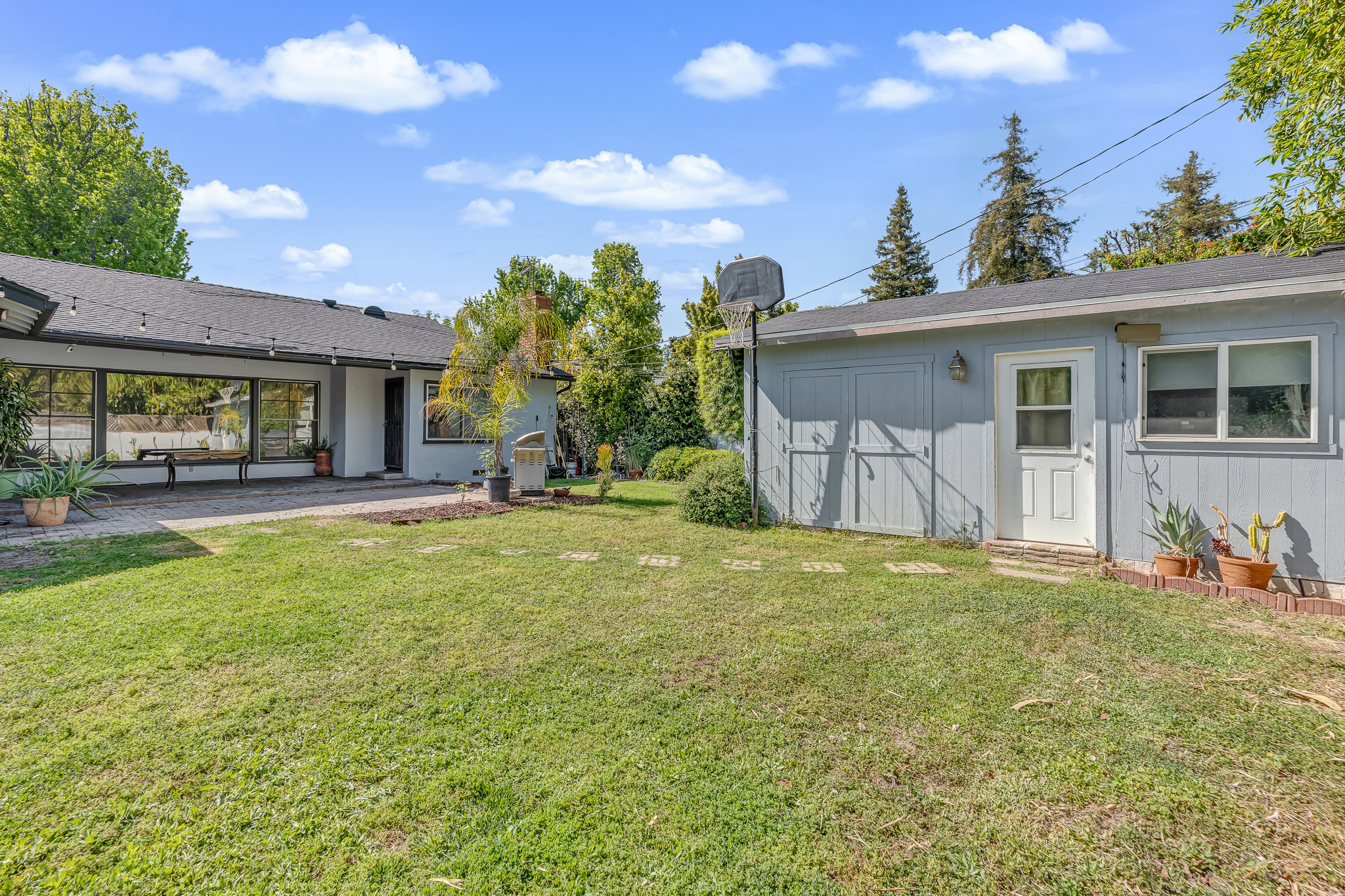  6626 Burnet Avenue - 物件實景