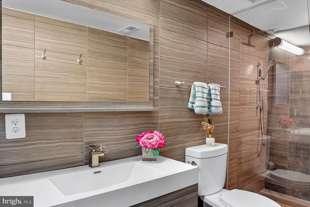 Washington, District of Columbia, 20010, United States, 2 Bedrooms Bedrooms, ,2 BathroomsBathrooms,Residential,For Sale,1975364