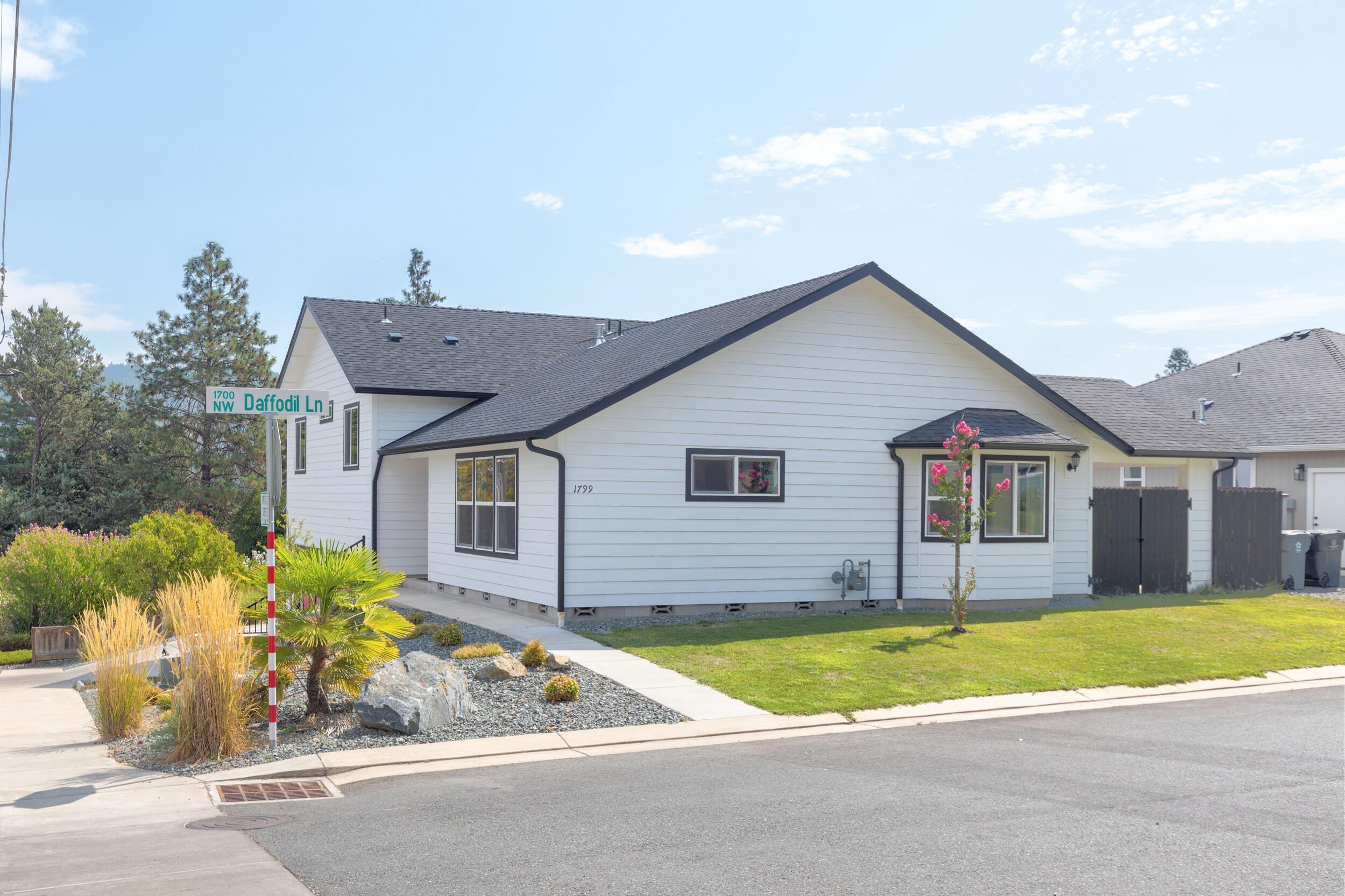 Grants Pass, Oregon, 97526, United States, 5 Bedrooms Bedrooms, ,4 BathroomsBathrooms,Residential,For Sale,1980751