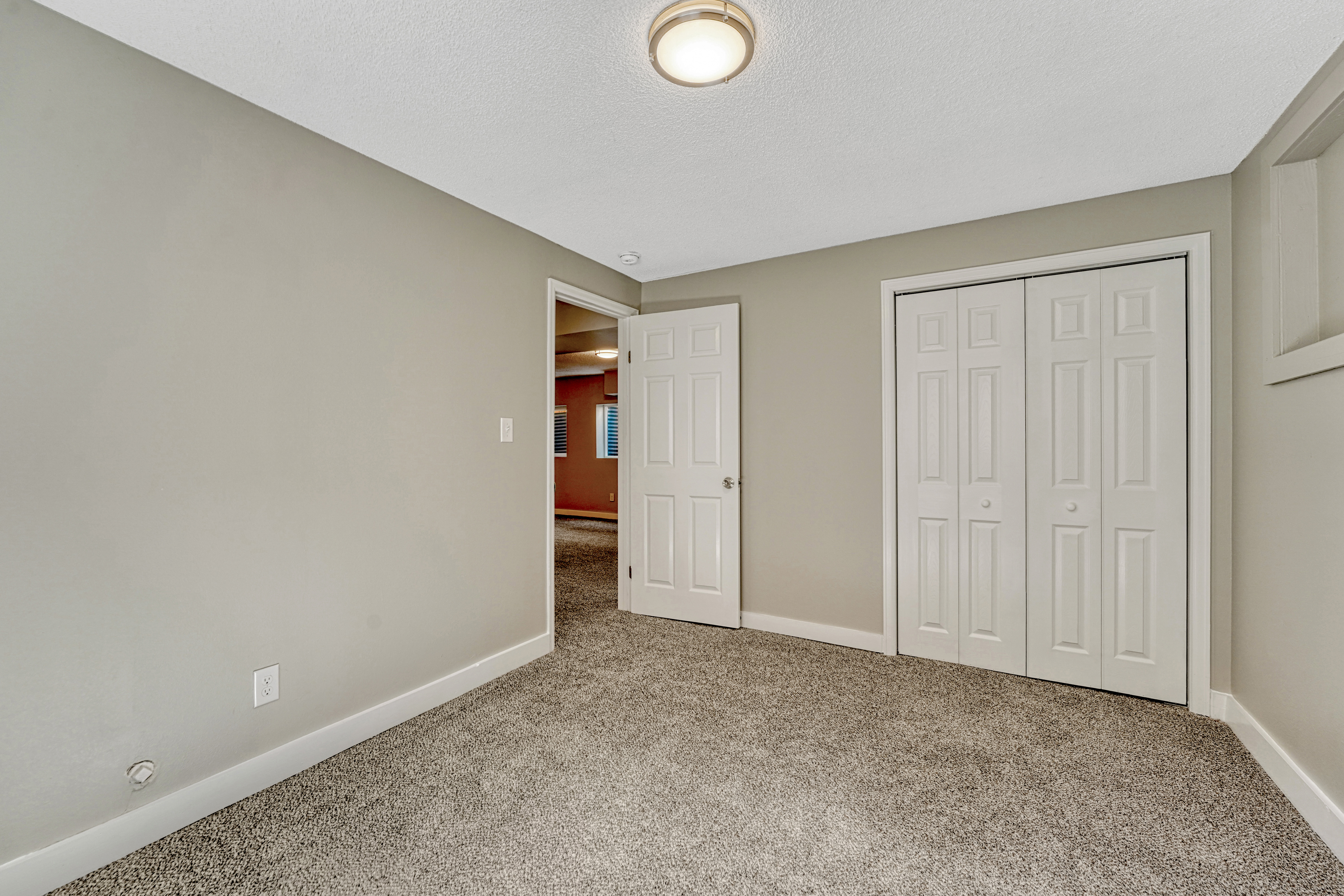  Welcome to This Beautifully Updated Home in Calvert Heights - 物件實景
