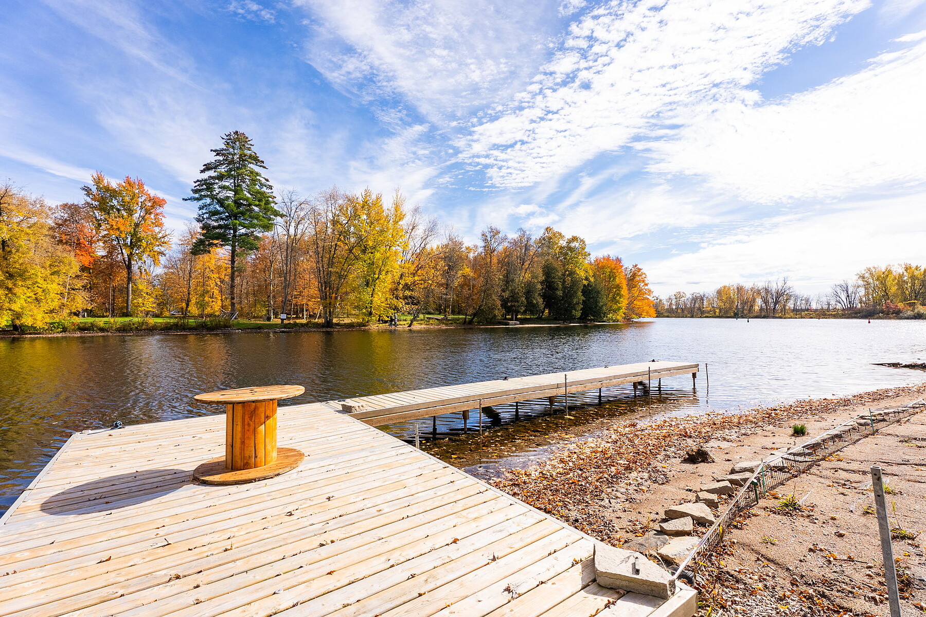  Inviting Waterfront Log Home - 物件實景