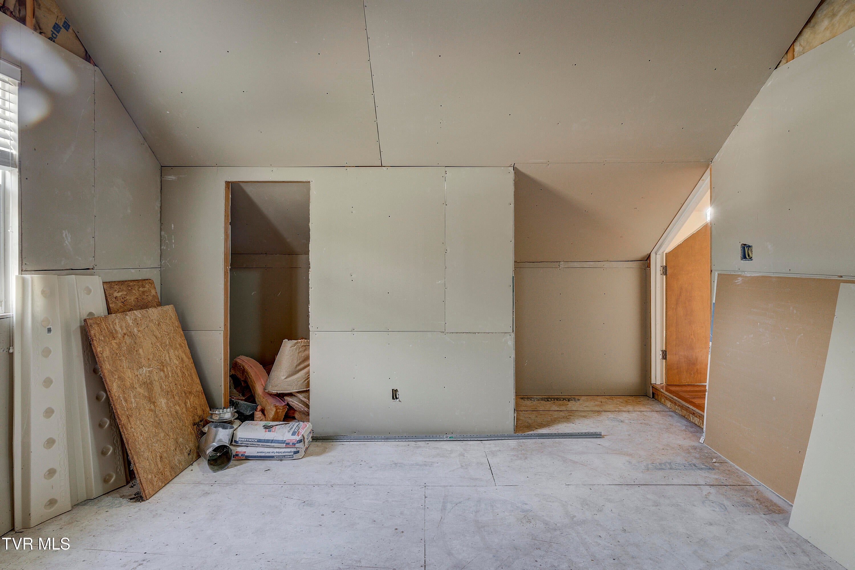 Bristol, Tennessee, 37620, United States, 4 Bedrooms Bedrooms, ,4 BathroomsBathrooms,Residential,For Sale,2001712