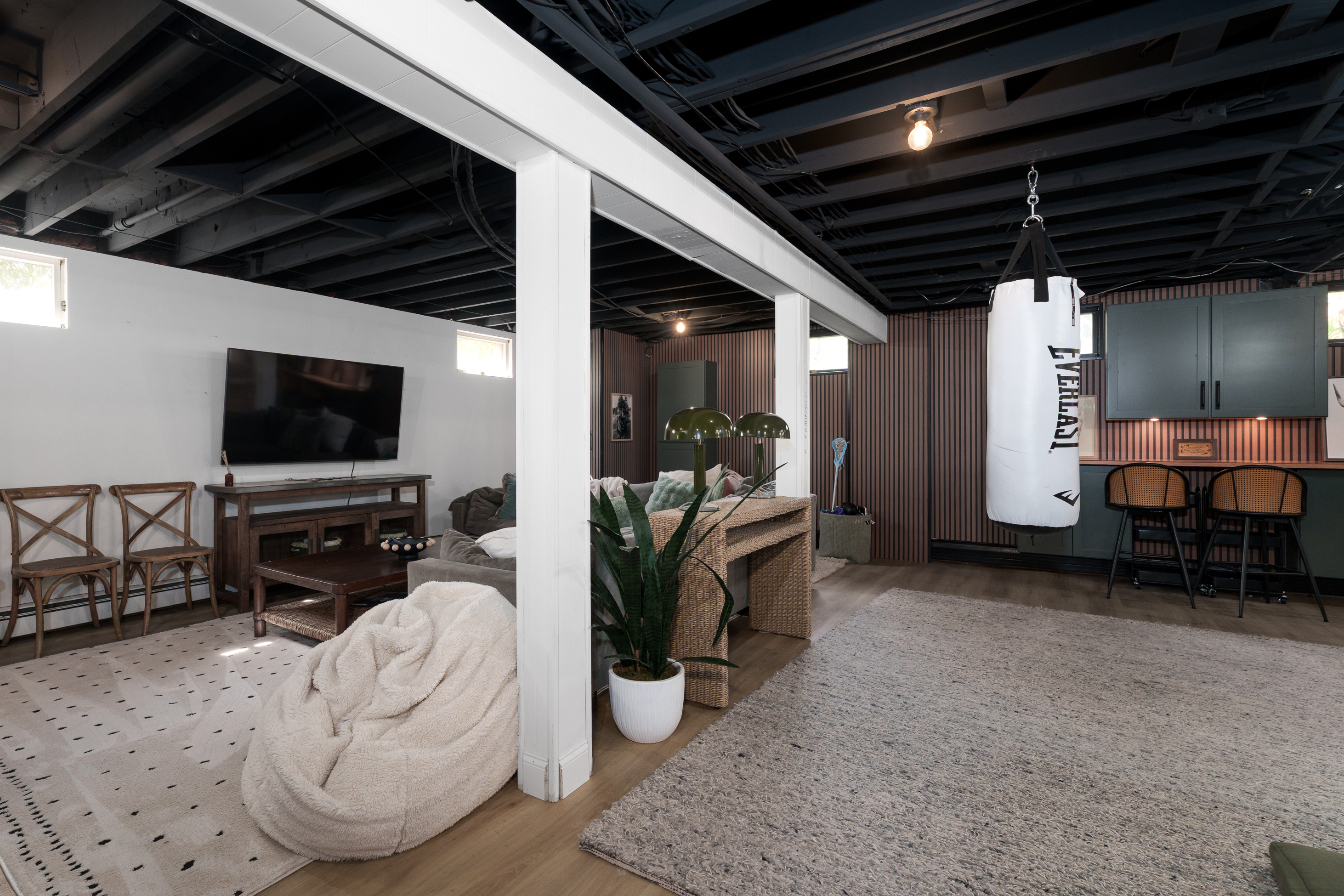  Turnkey Home Featuring Designer Kitchen, New Baths, and Resort-Style Yard - 物件實景