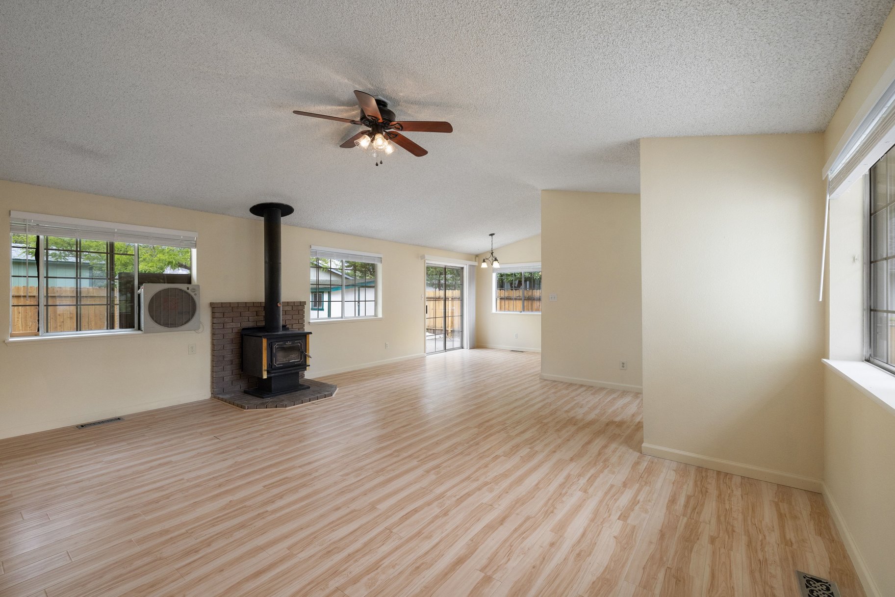  Move-in Ready. Great starter or investment home - 物件實景
